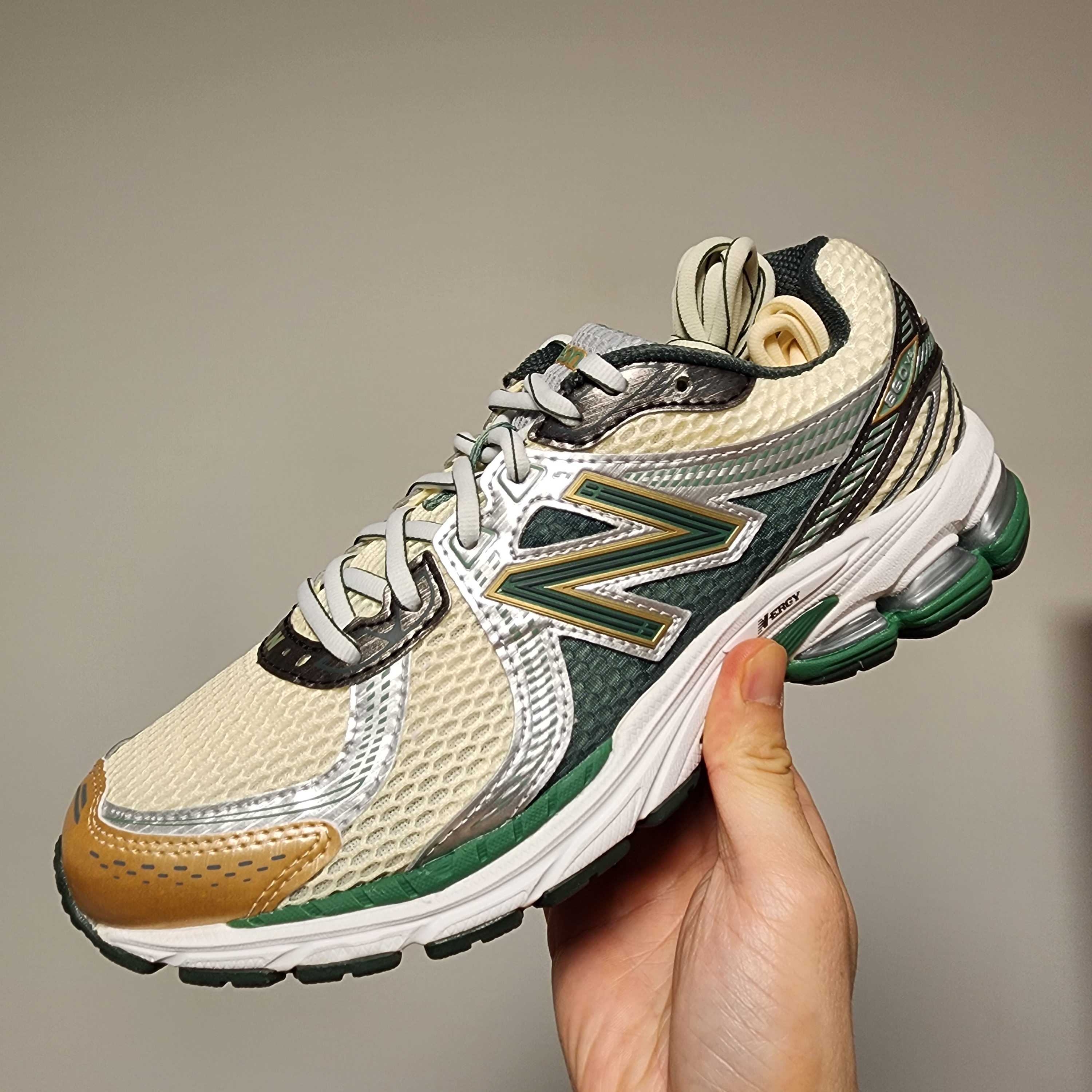 New Balance x Aime Leon Dore 860v2 Green 착용 스타일 - 1