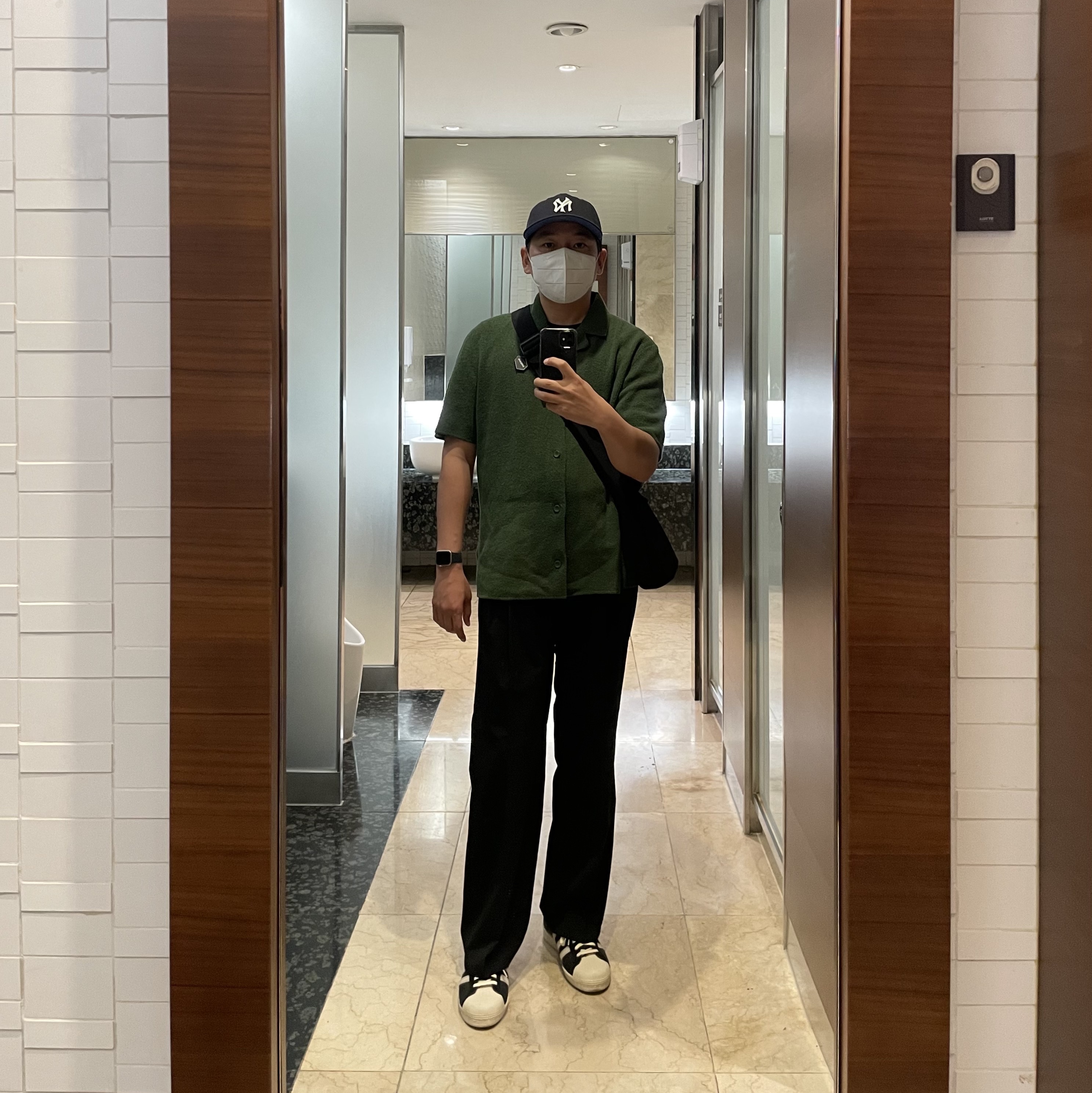코스 나일론 크로스바디 새들백 블랙, 아디다스 슈퍼스타 82 블랙 화이트 착용 스타일 - 2