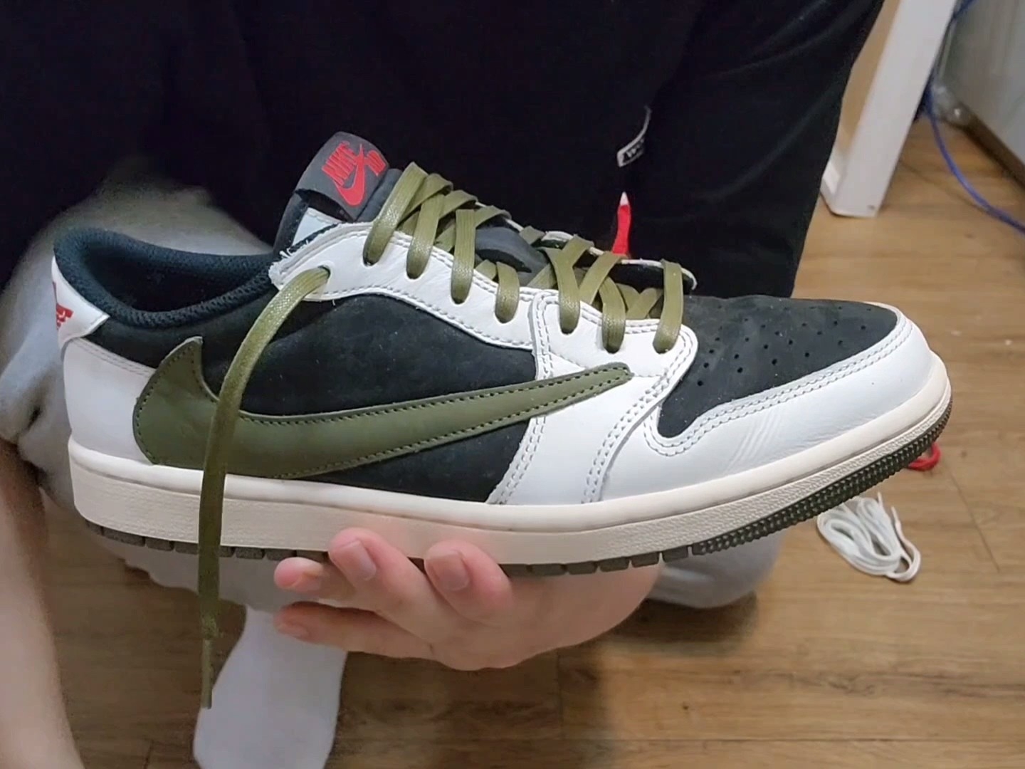 (W) Jordan 1 x Travis Scott Retro Low OG SP Medium Olive 착용 스타일 - 2