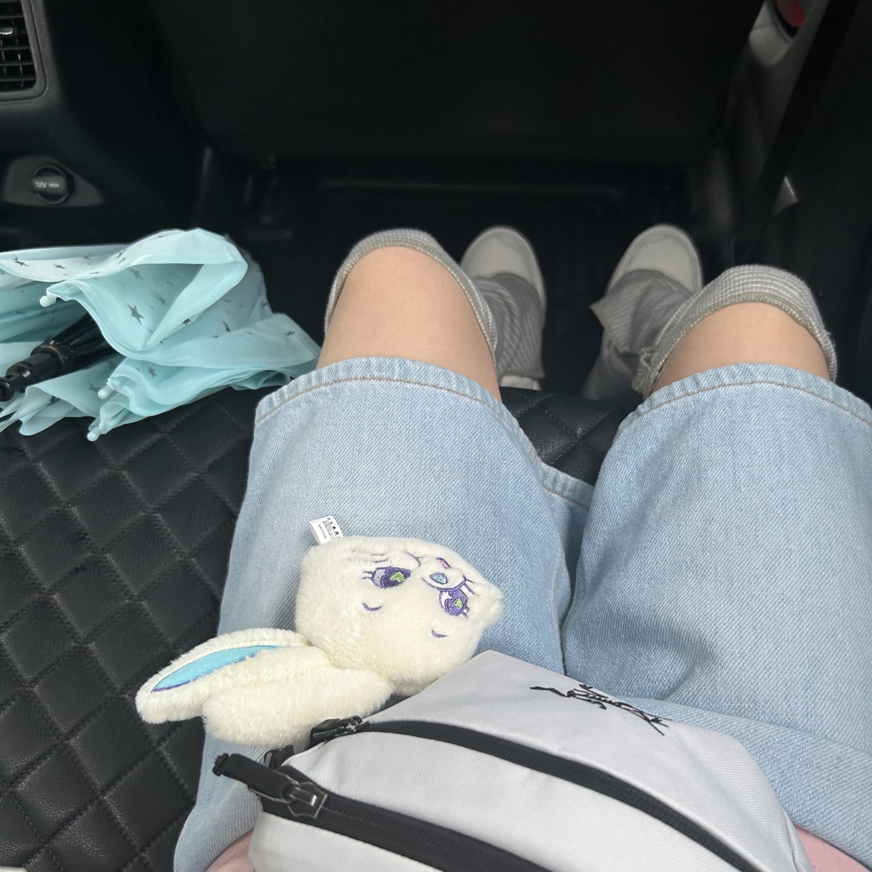 NewJeans Tokki Merchandise Fluffy Keyring White 착용 스타일 - 1