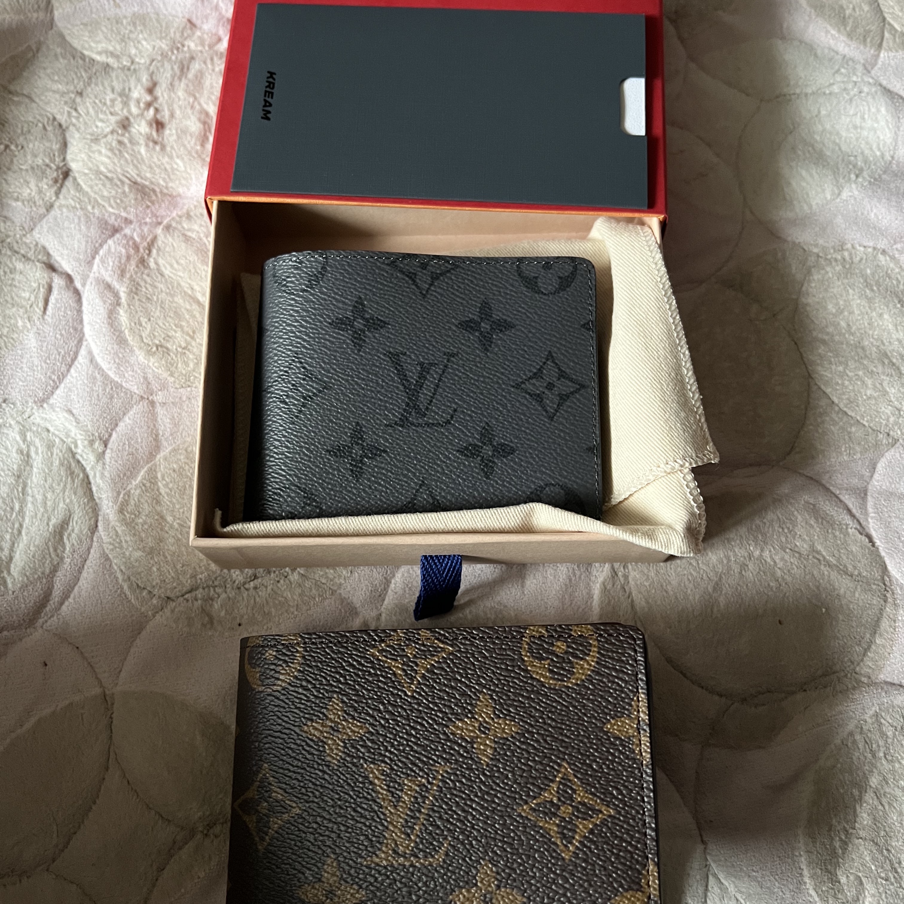 Louis Vuitton Slender Wallet Monogram Eclipse 착용 스타일