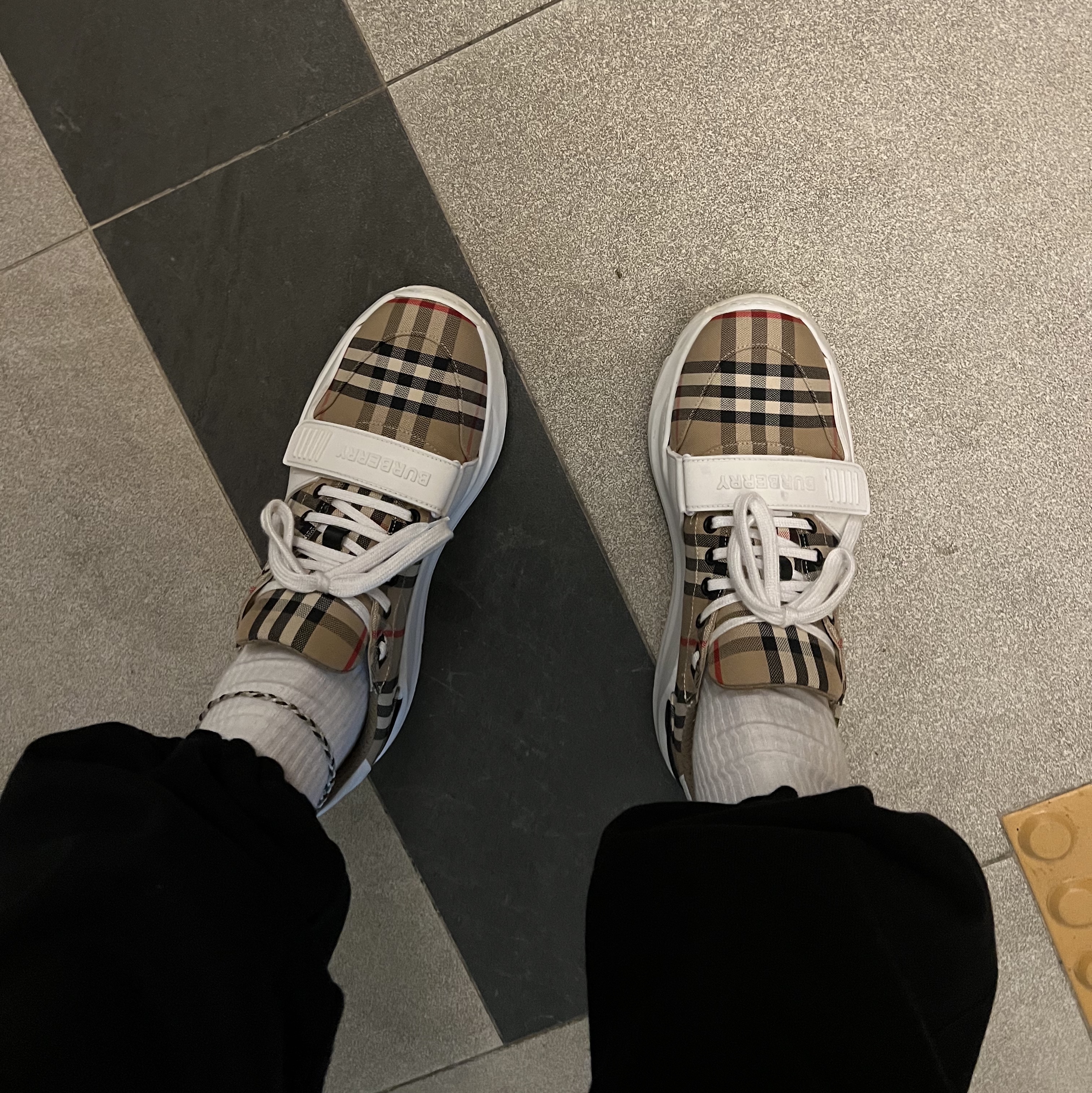 Burberry Vintage Check Suede Leather Sneakers Archive Beige 착용 스타일