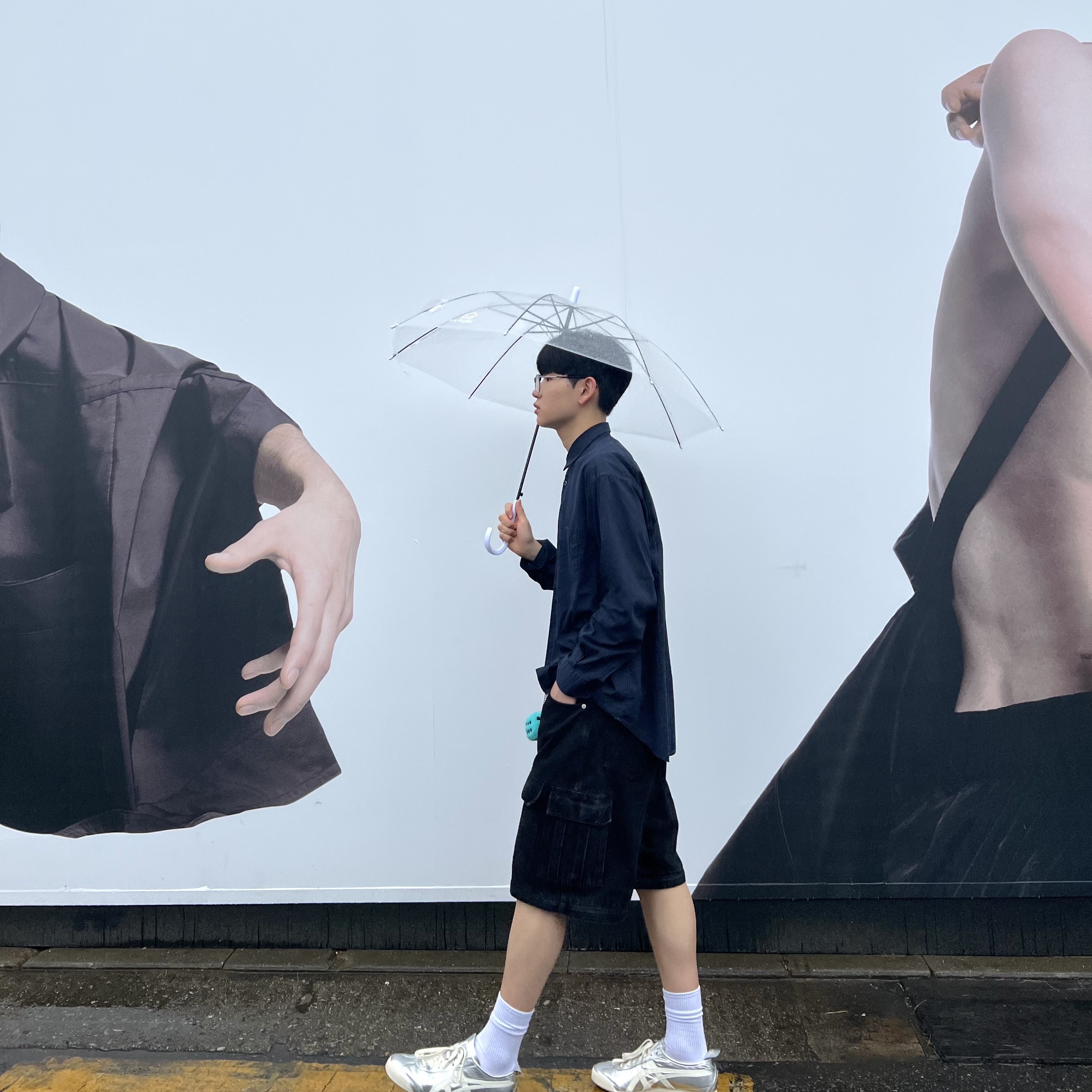 스투시 퍼지 다이스 키체인 틸, 오니츠카 타이거 멕시코 66 화이트 실버 착용 스타일 - 3