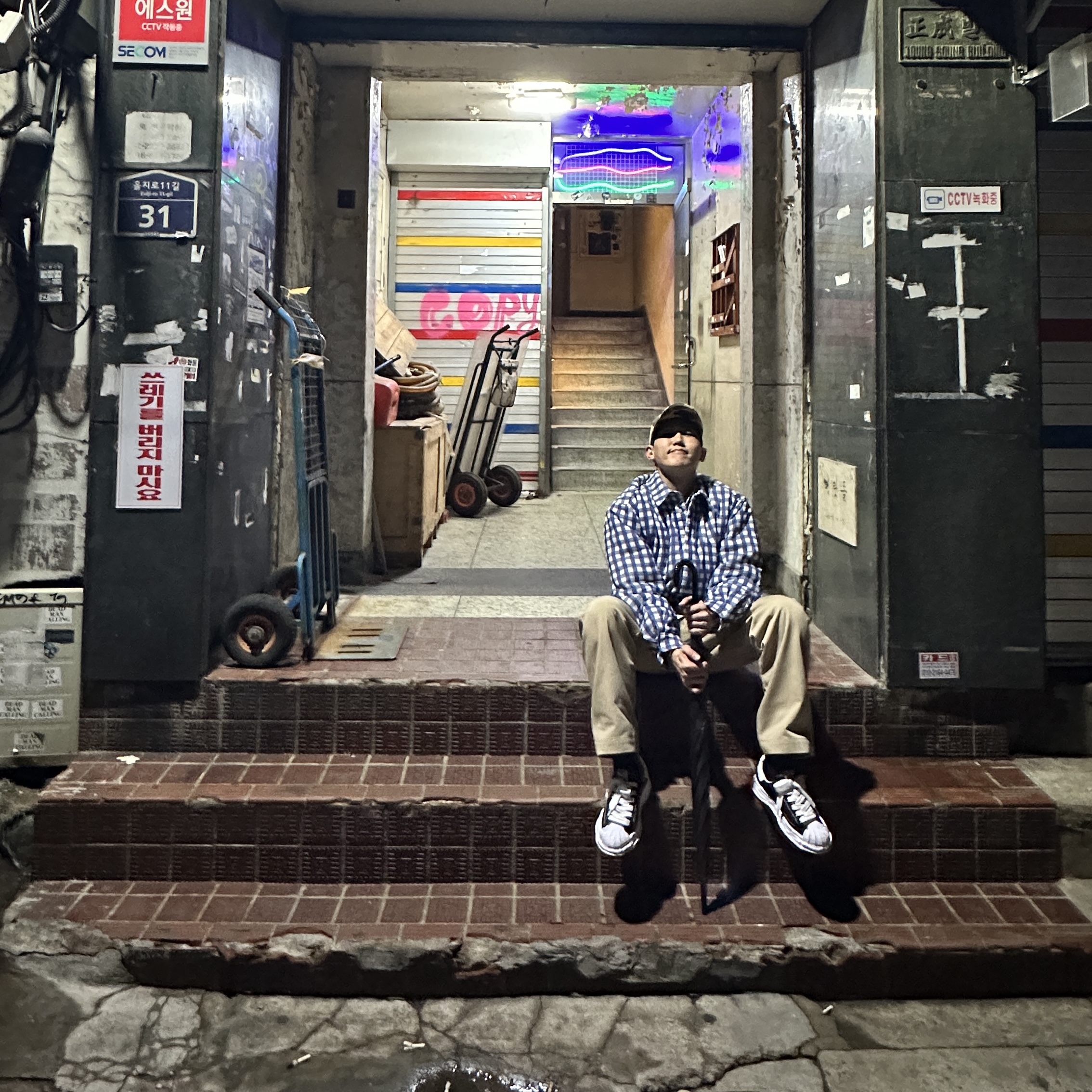 Jacquemus La Chemise Boulanger Checked Puffed Overshirt Navy Checks, Maison Mihara Yasuhiro Blakey OG Sole Canvas Low-top Sneakers Black White 착용 스타일