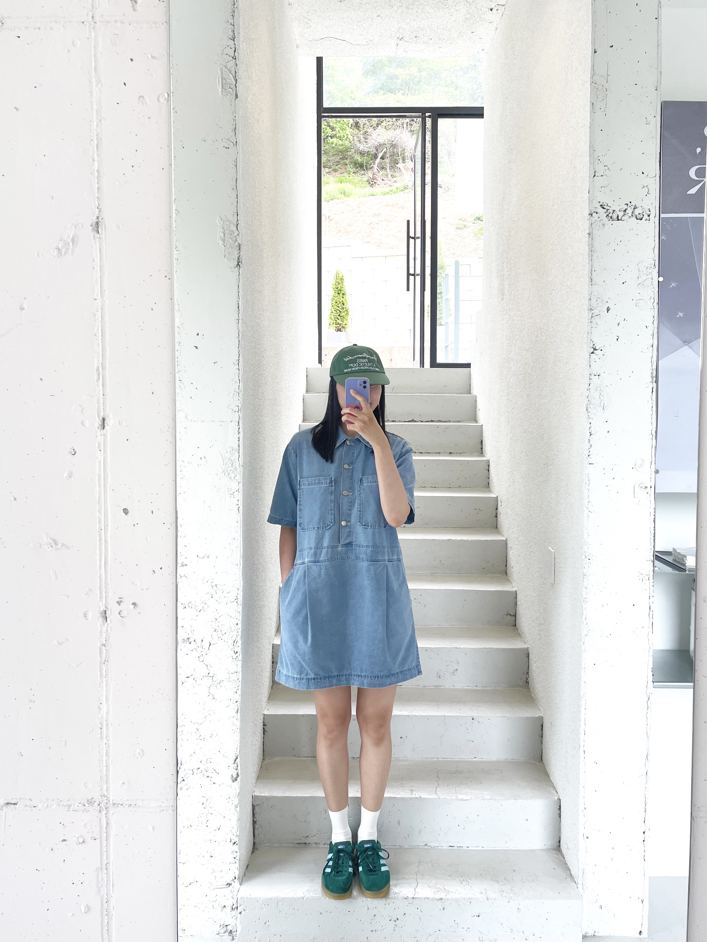 아디다스 가젤 인도어 컬리지에이트 그린 헤이지 스카이 착용 스타일 - 2