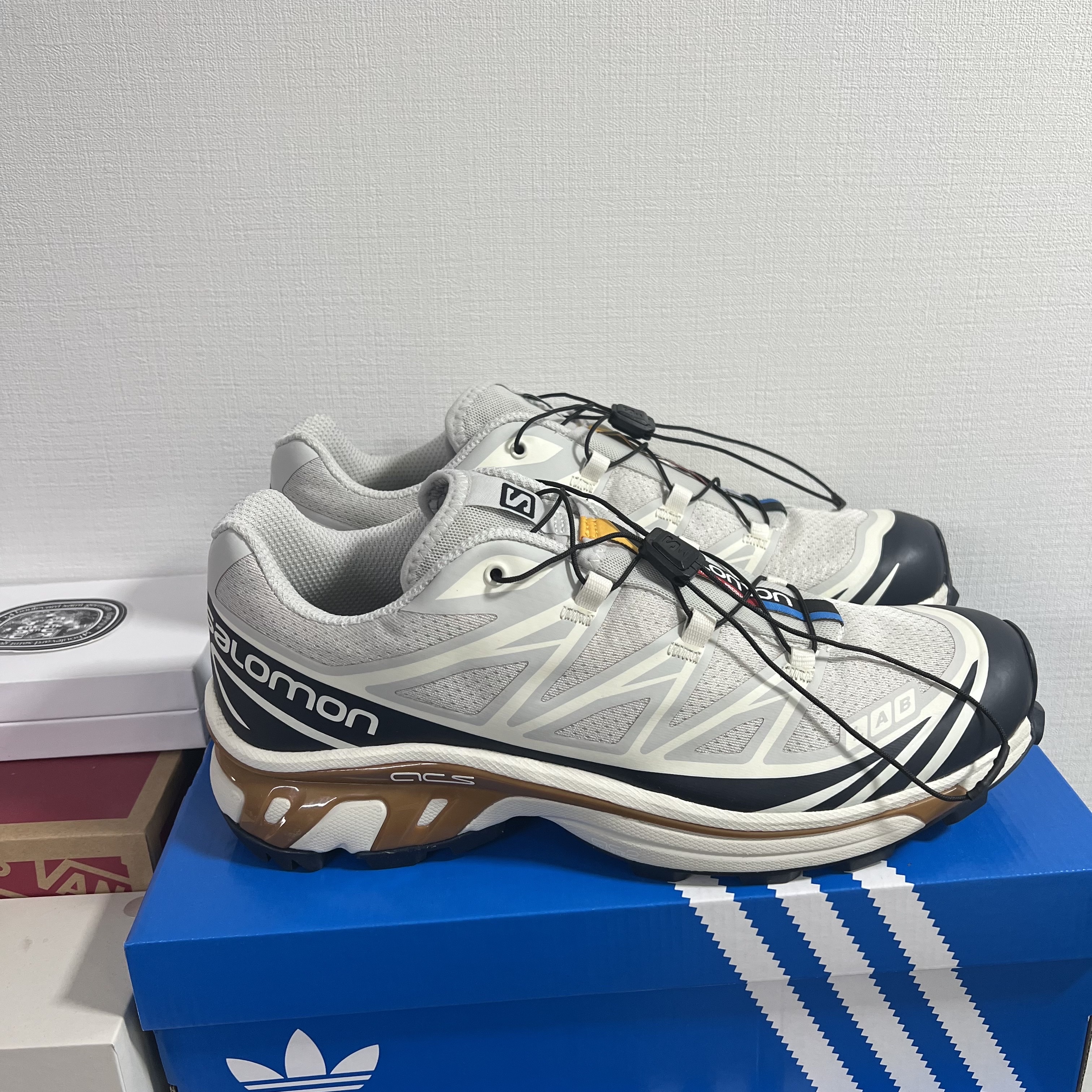 Salomon XT-6 Lunar Rock Dark Sapphire 착용 스타일