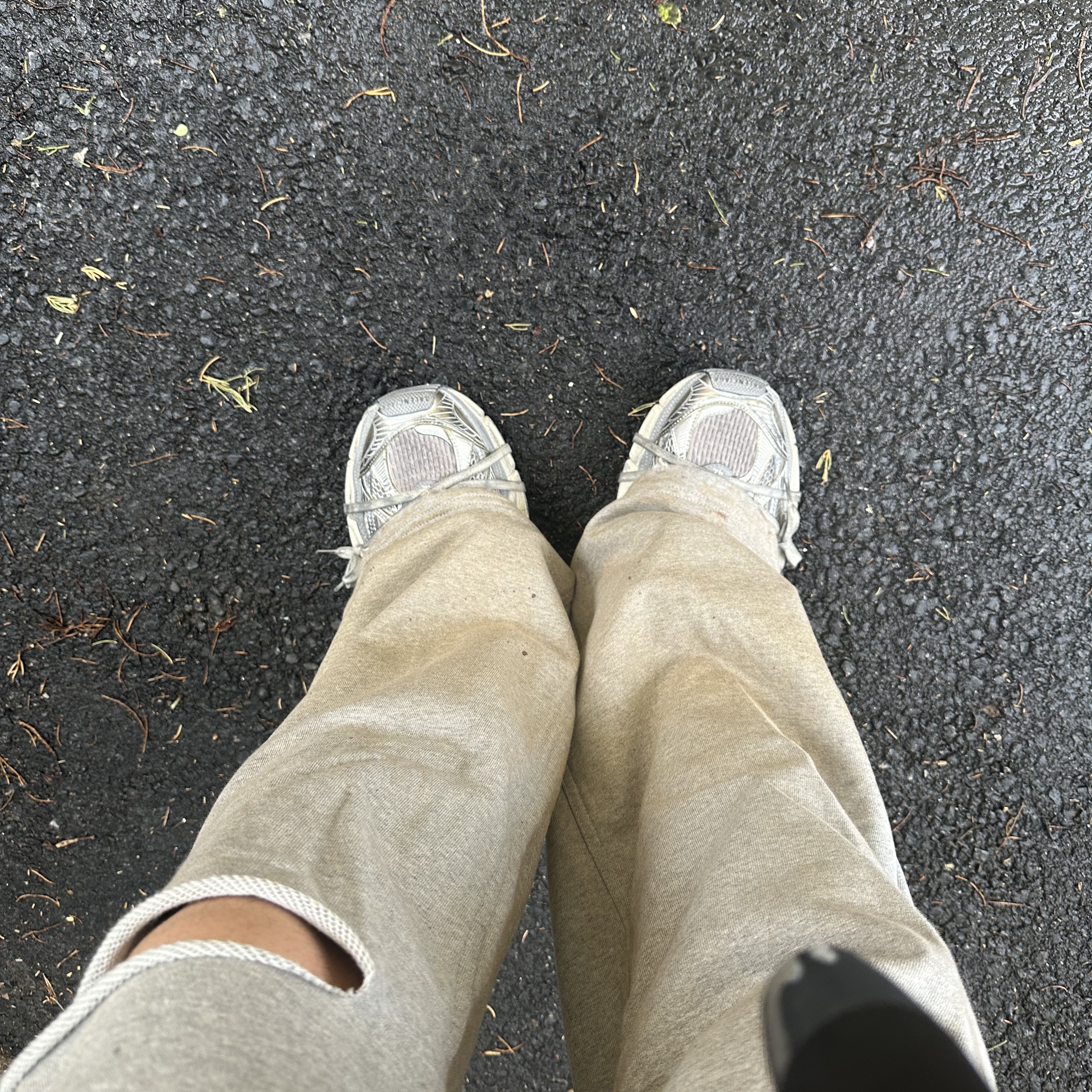 Balenciaga 3XL Sneakers Light Beige, Project G/R 5Pocket Dirty Effect Sweatpants Faded Rust Grey 착용 스타일 - 1