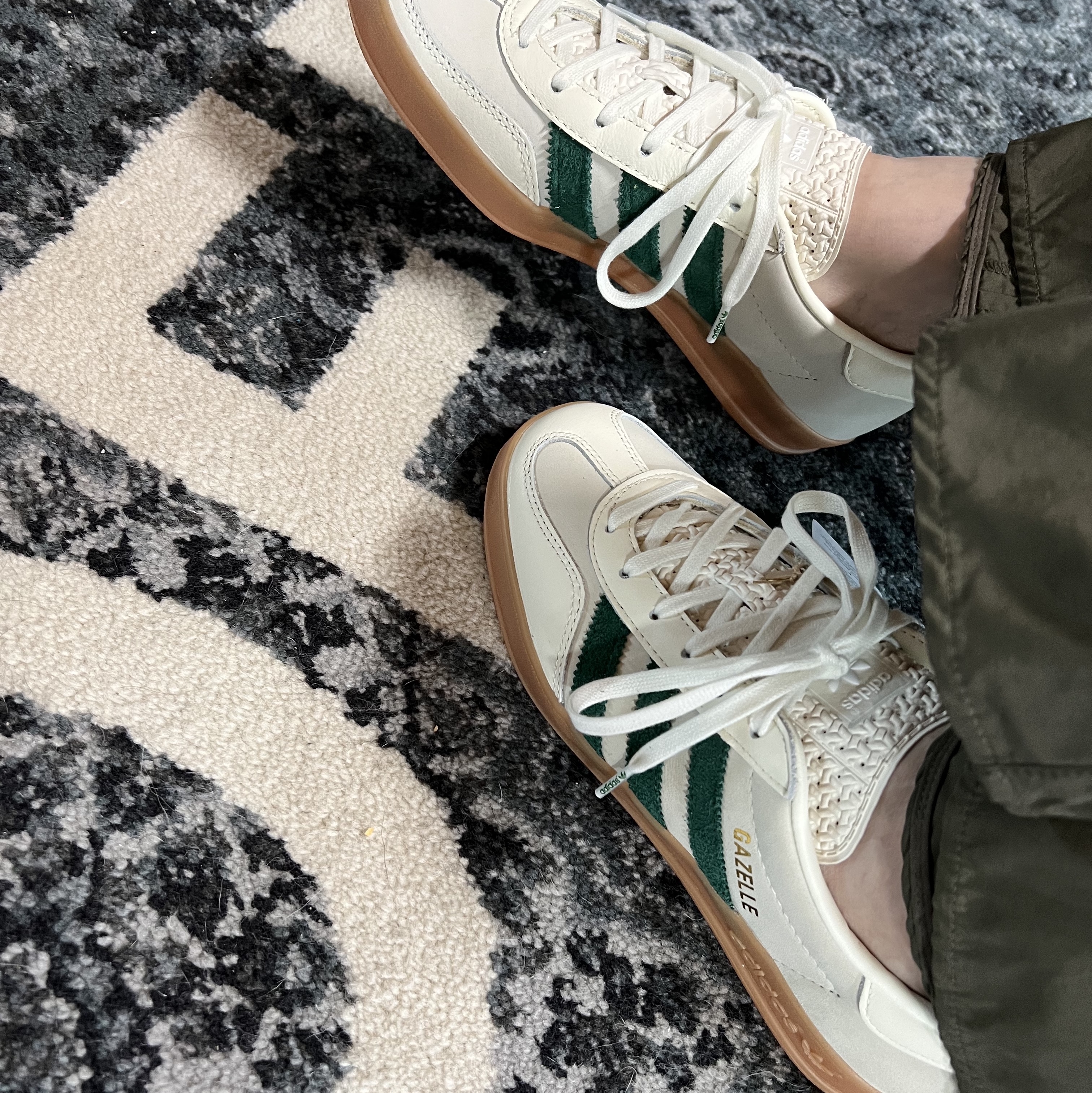 Adidas x Emmi Gazelle Indoor Off White Dark Green 착용 스타일 - 1