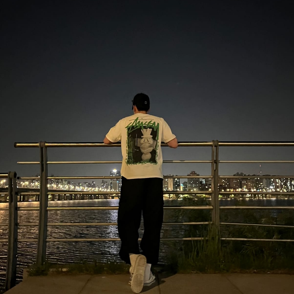 Stussy Landin T-Shirt White, Crocs Bayaband Clog White Navy 착용 스타일