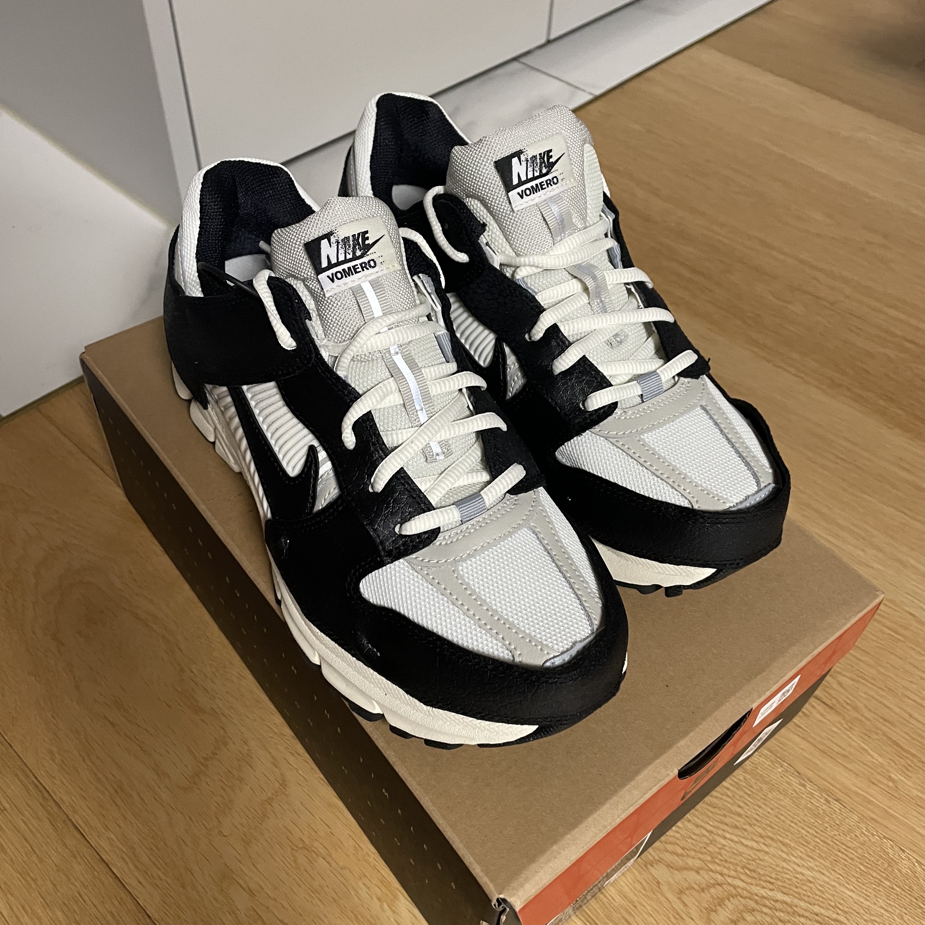 (W) Nike Zoom Vomero 5 Wolf Grey and Black 착용 스타일