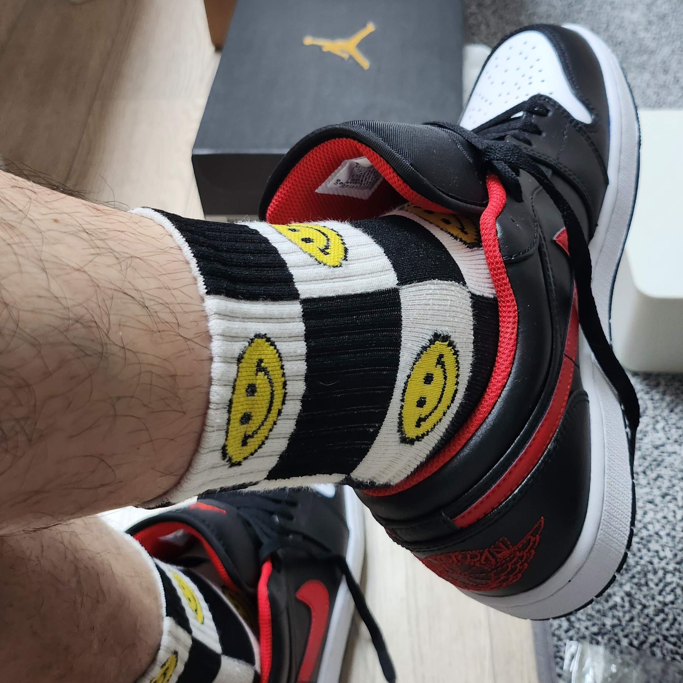 Jordan 1 Low Black Fire Red 착용 스타일