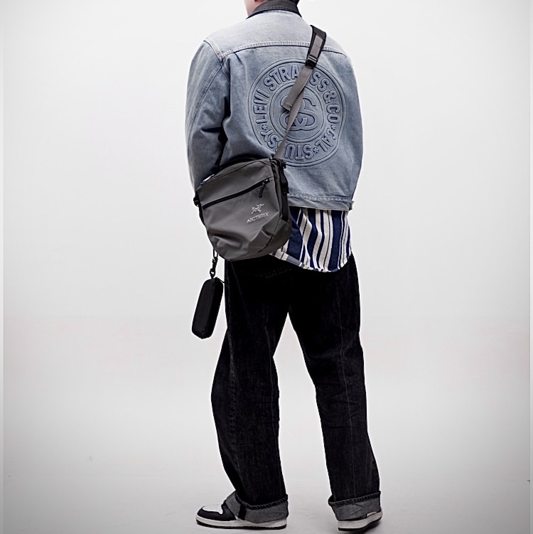 Stussy x Levi's Embossed Trucker Jacket Indigo, Arc'teryx x Beams Arro 8 Rebird TM Shoulder Bag White 착용 스타일 - 1