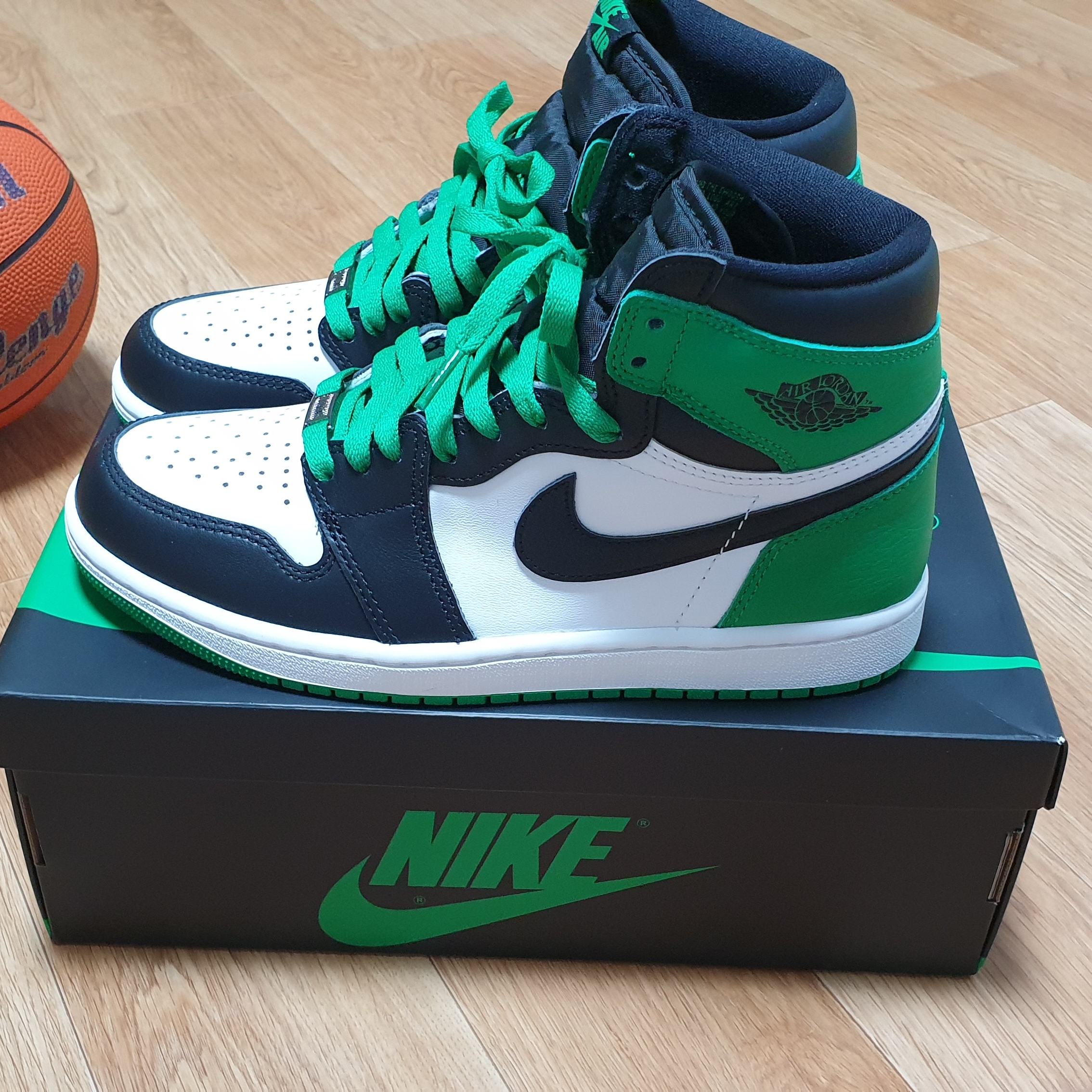 Jordan 1 Retro High OG Black and Lucky Green 착용 스타일 - 2