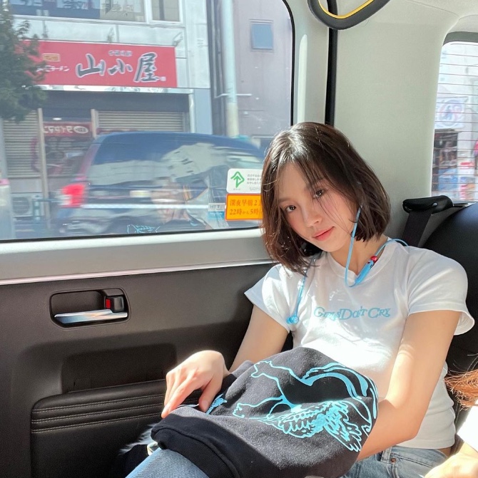 Verdy Girls Don't Cry Wordmark Baby T-Shirt White 착용 스타일 - 2