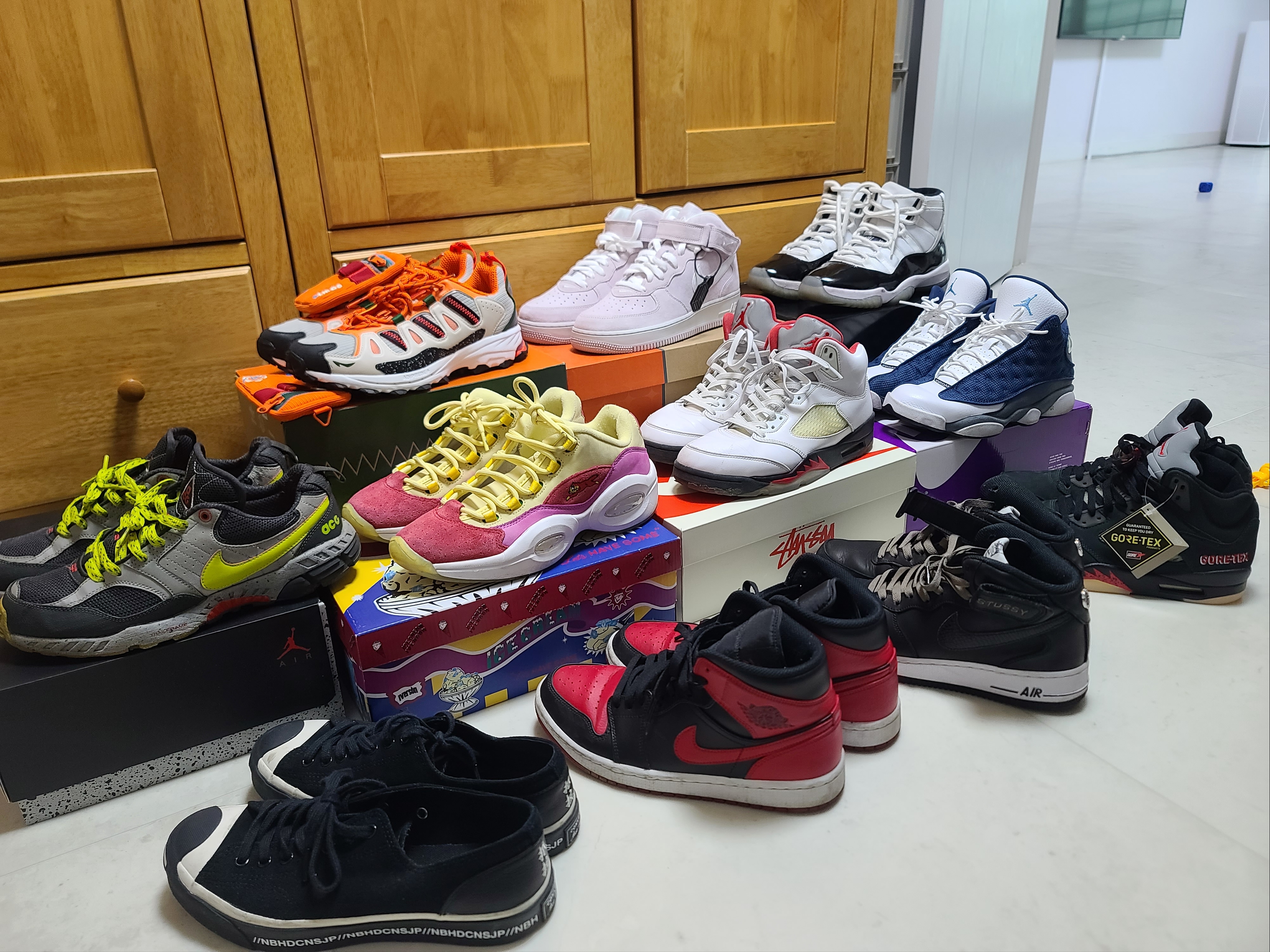 Adidas x Sean Wotherspoon x Atmos Superturf Adventure Stone Power Red, Nike Air Force 1 Mid '07 QS Venice 착용 스타일