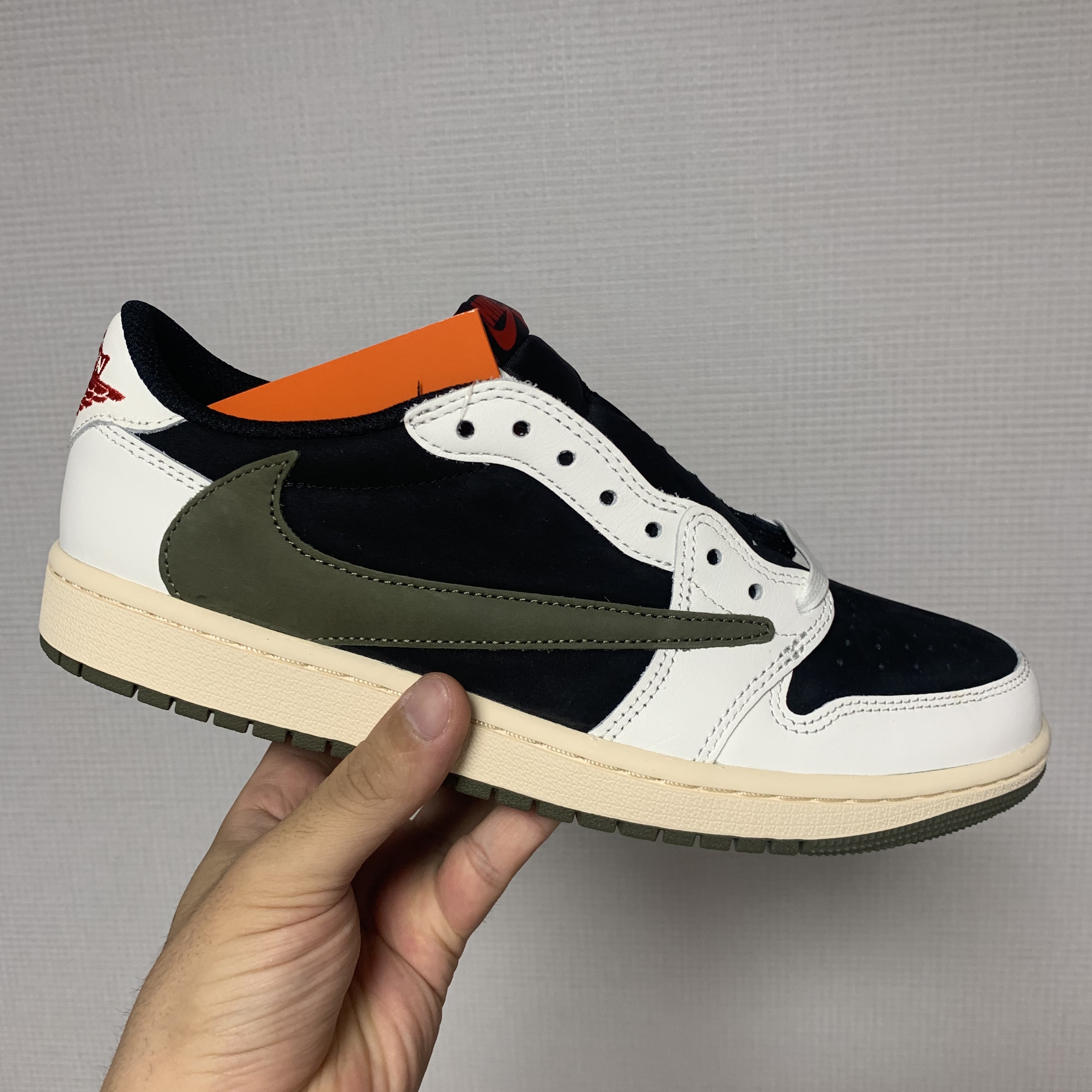 (W) Jordan 1 x Travis Scott Retro Low OG SP Medium Olive 착용 스타일 - 1