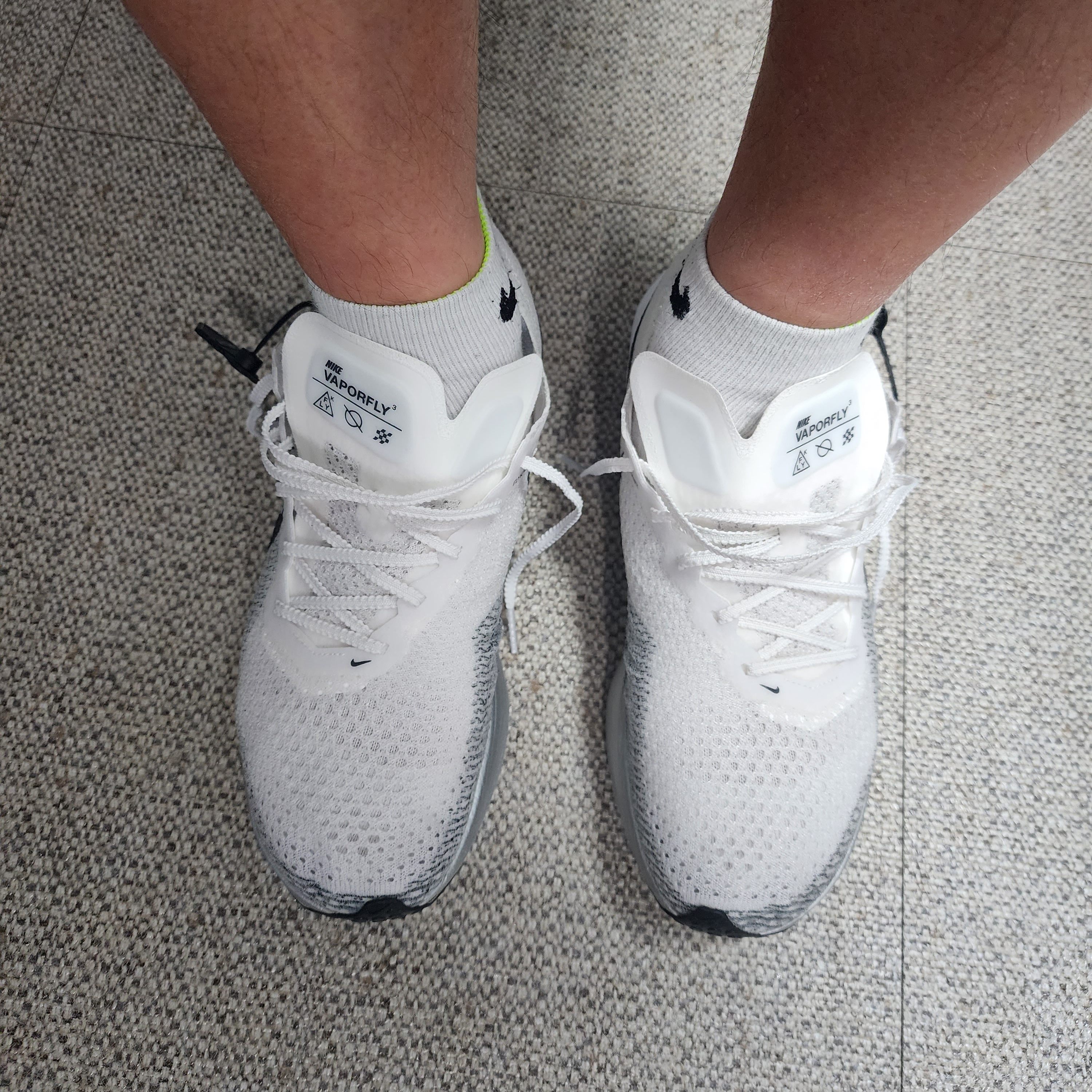 Nike ZoomX Vaporfly Next% 3 White Grey 착용 스타일 - 2