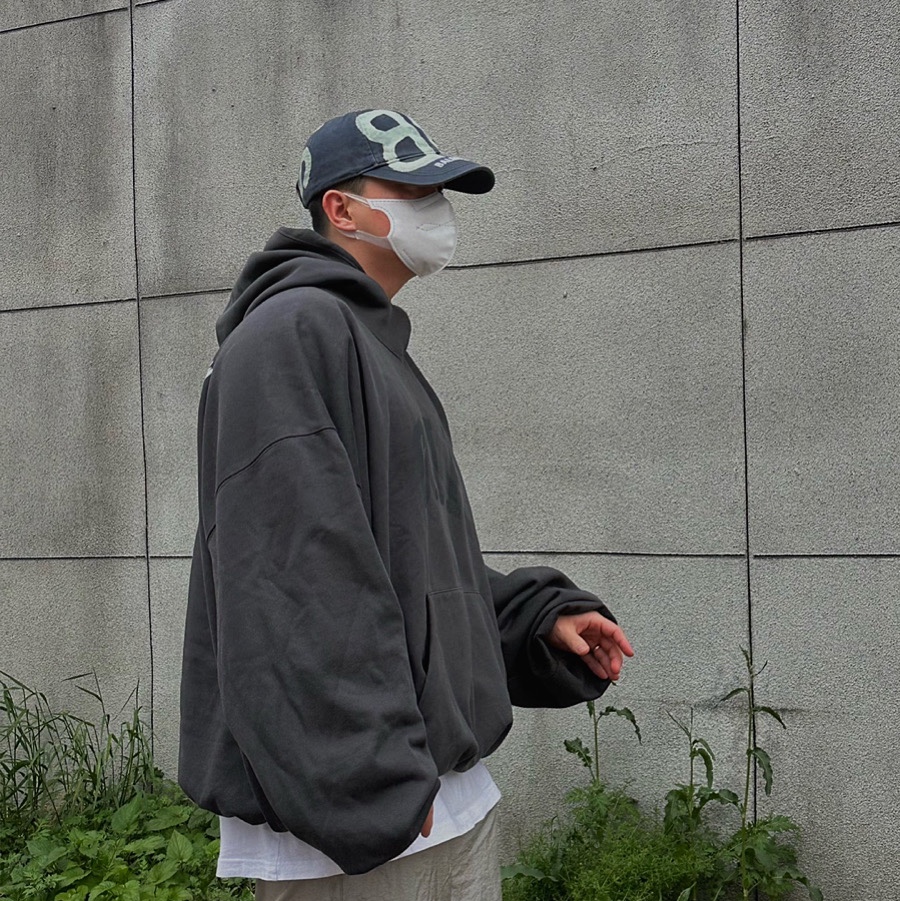 Yeezy Gap Engineered By Balenciaga Dove Hoodie Black 착용 스타일