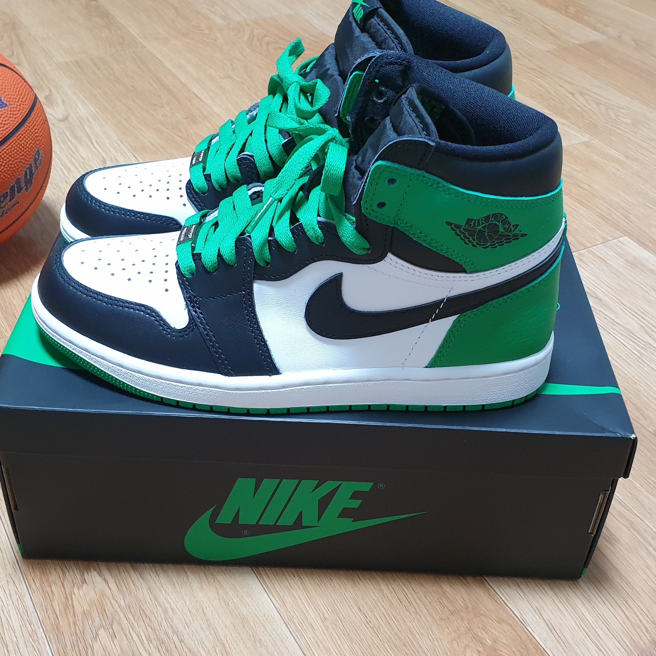 Jordan 1 Retro High OG Black and Lucky Green 착용 스타일 - 1