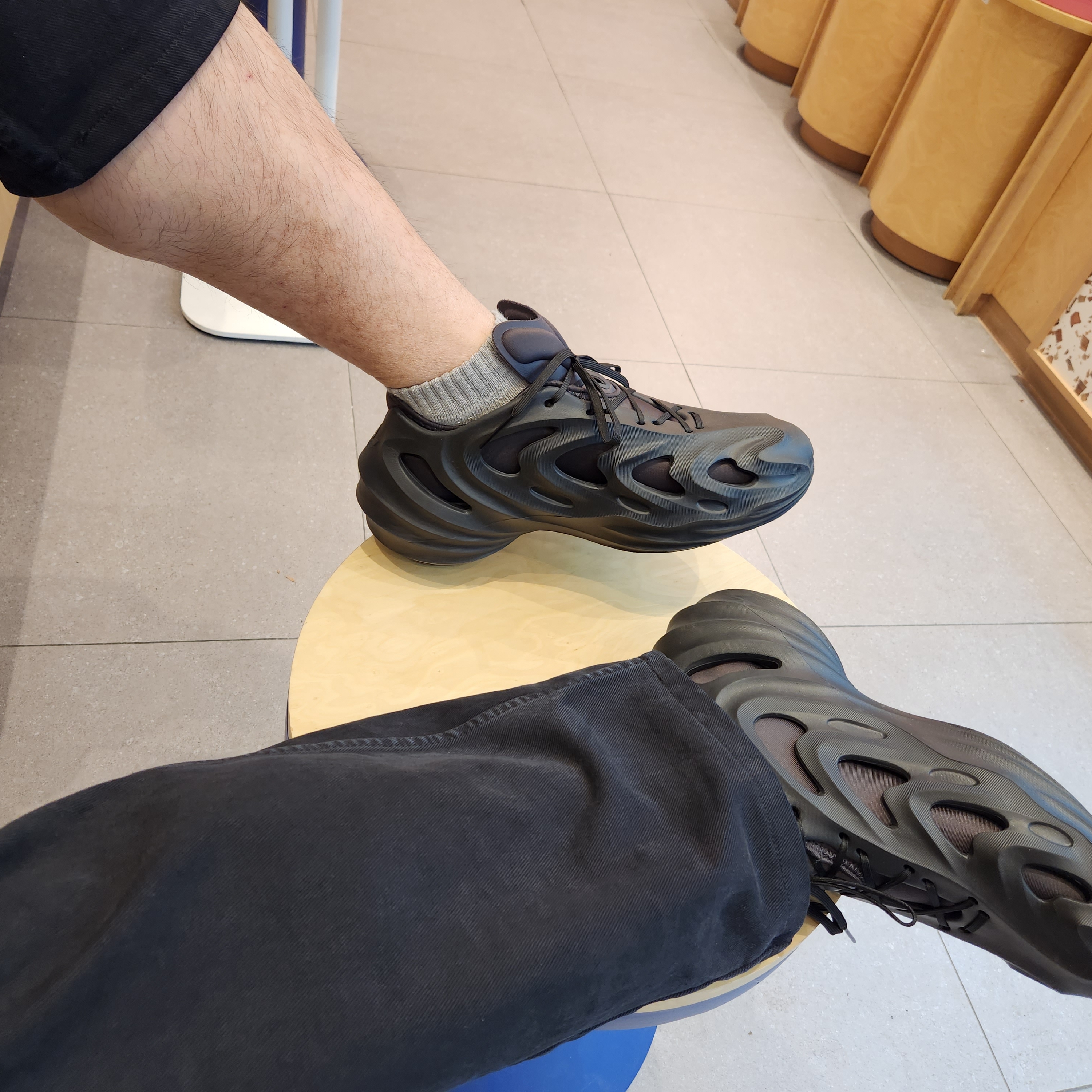 Adidas Adifom Q Core Black Carbon 착용 스타일 - 3