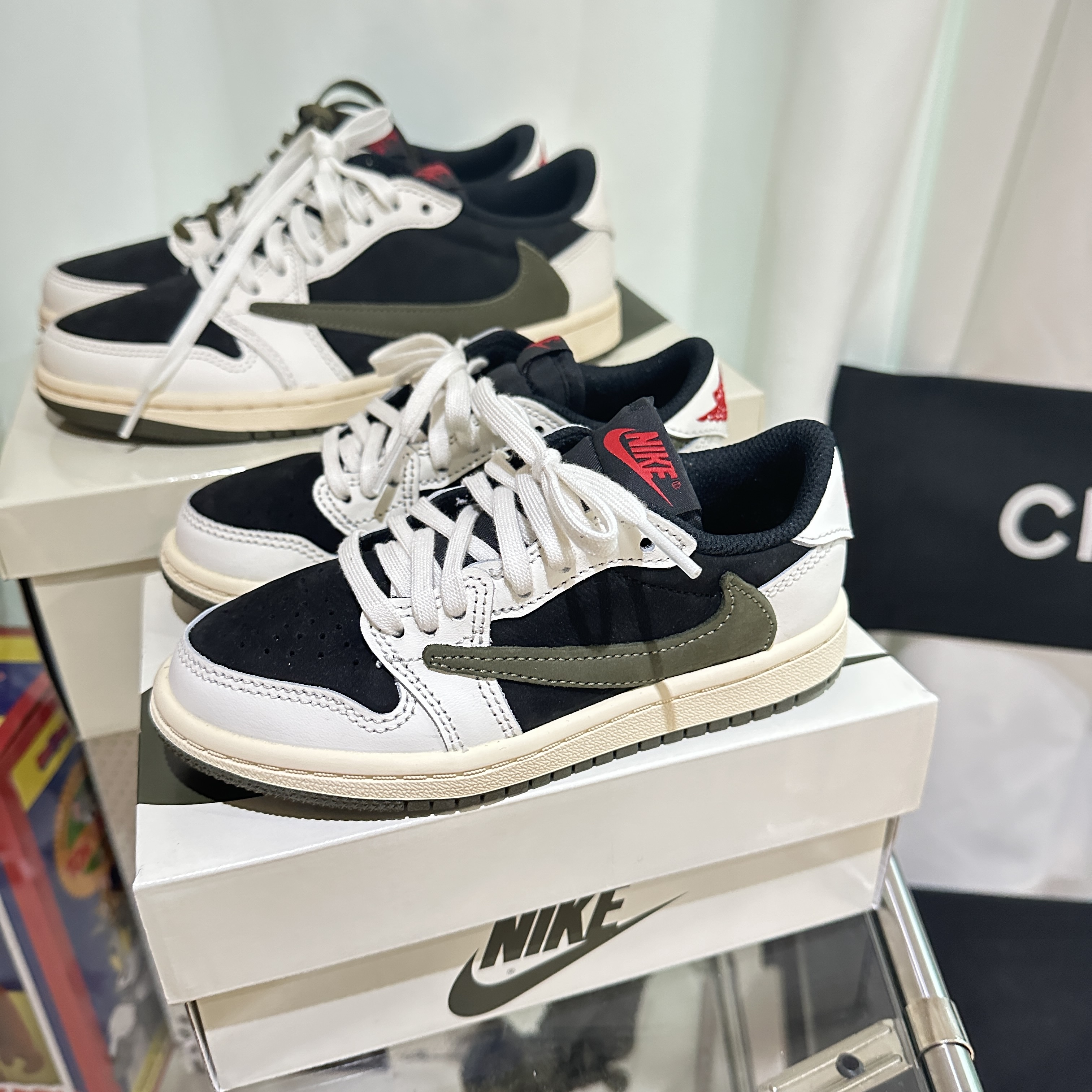 (PS) Jordan 1 x Travis Scott Retro Low OG SP Medium Olive, (W) Jordan 1 x Travis Scott Retro Low OG SP Medium Olive 착용 스타일 - 3