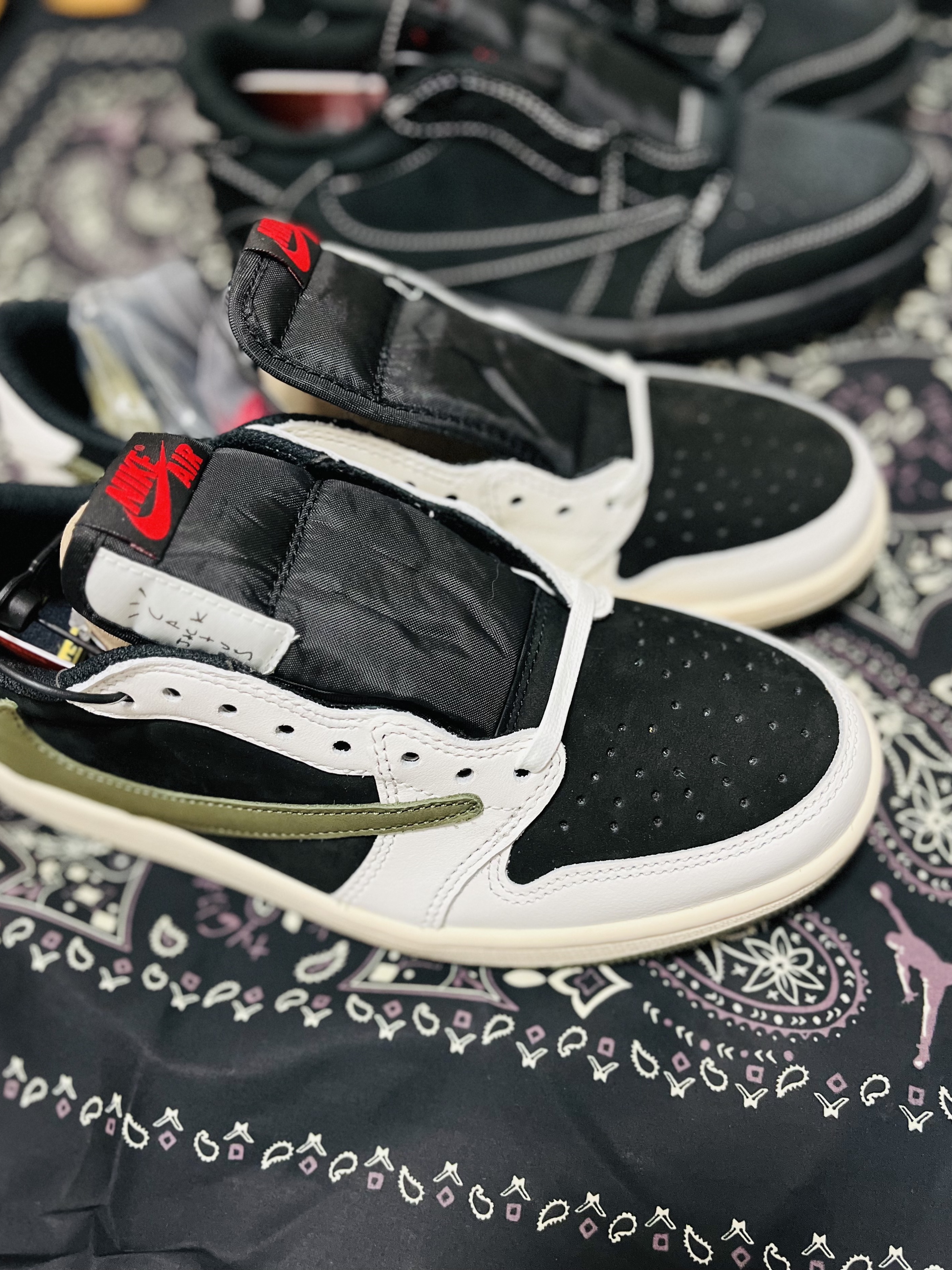 (W) Jordan 1 x Travis Scott Retro Low OG SP Medium Olive, Jordan 1 x Travis Scott Retro Low OG SP Black Phantom 착용 스타일