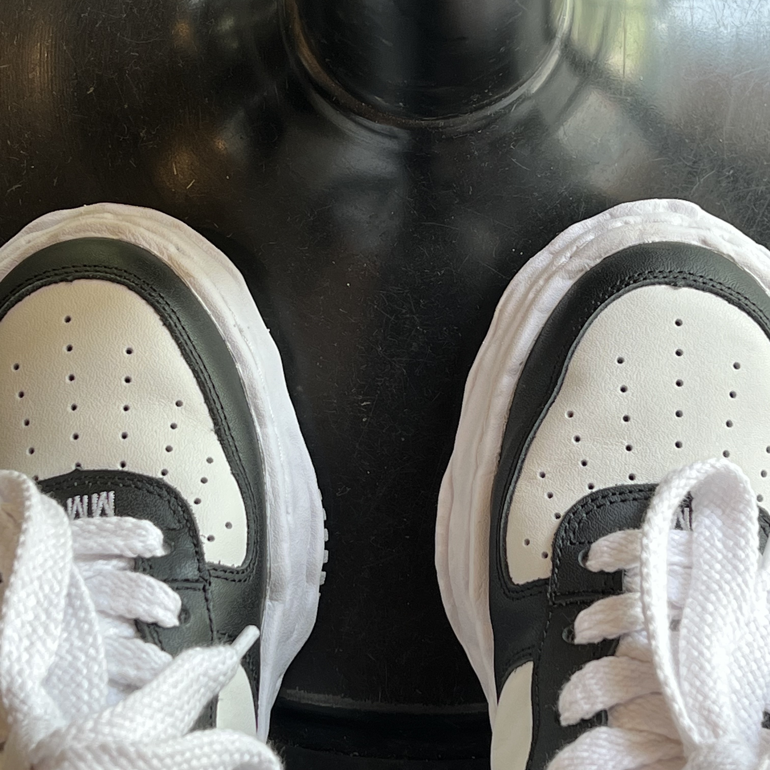 Maison Mihara Yasuhiro Wayne OG Sole Leather Low-top Sneakers Black White 착용 스타일