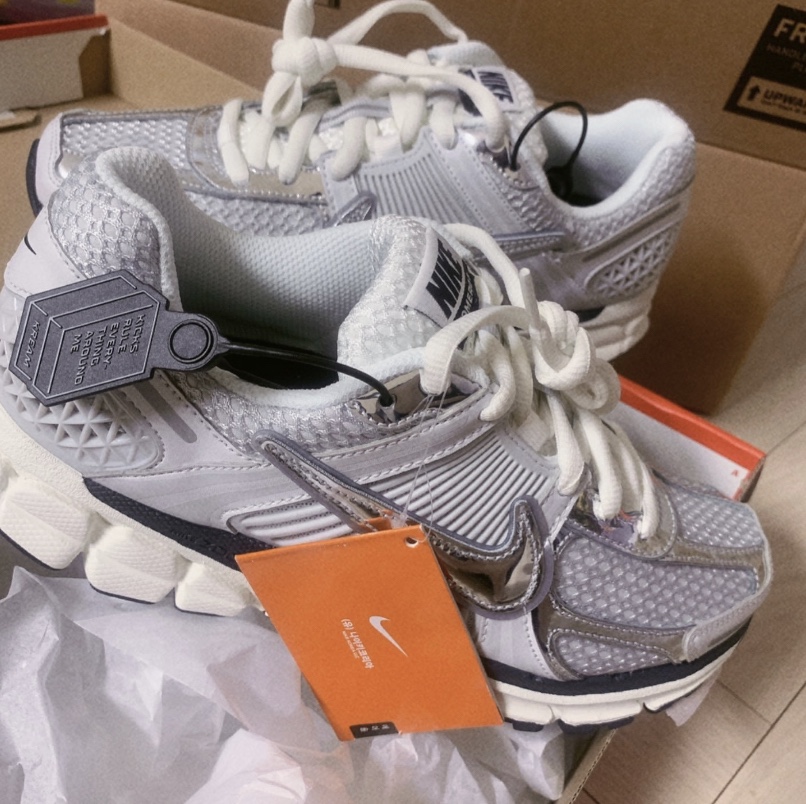 (W) Nike Zoom Vomero 5 Photon Dust and Metallic Silver 착용 스타일