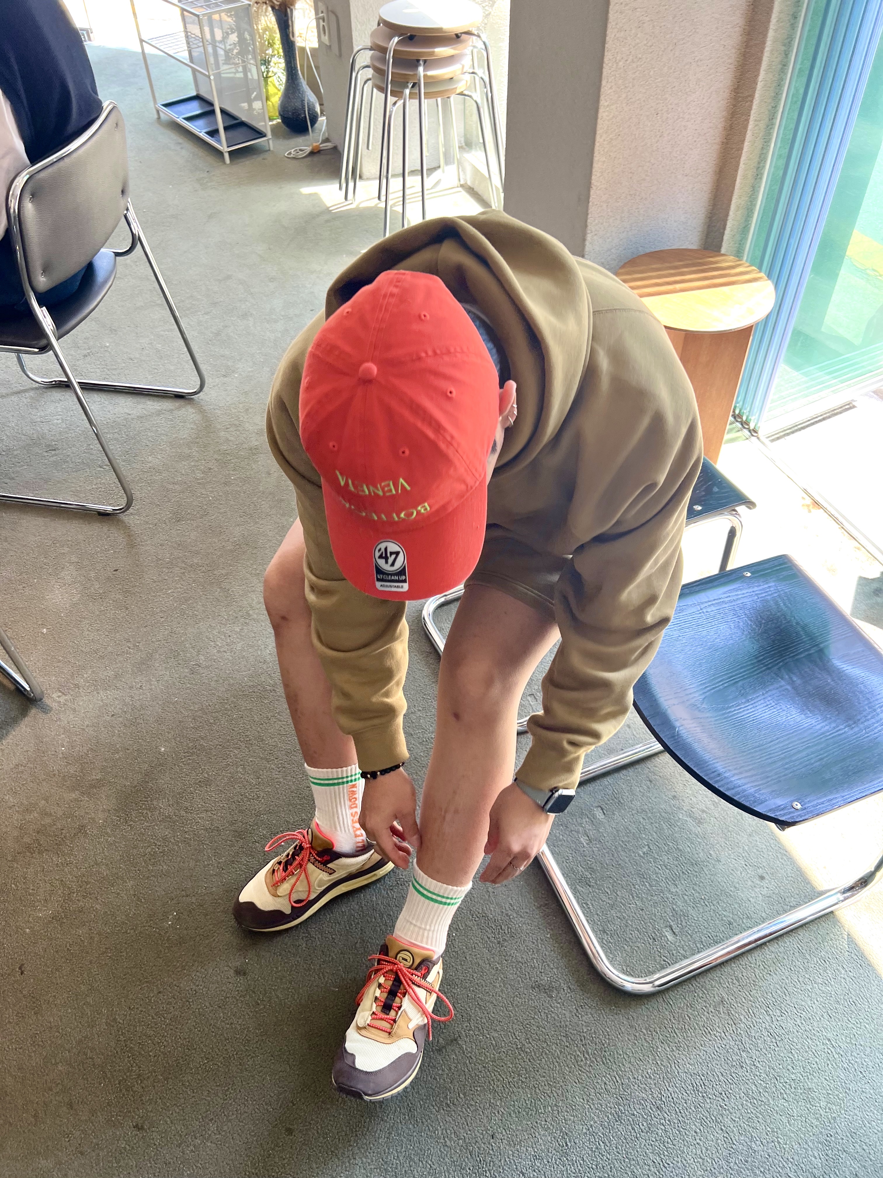 Essentials Pull-Over Hoodie Amber - 21FW, Essentials Sweatshorts Amber - 21FW 착용 스타일