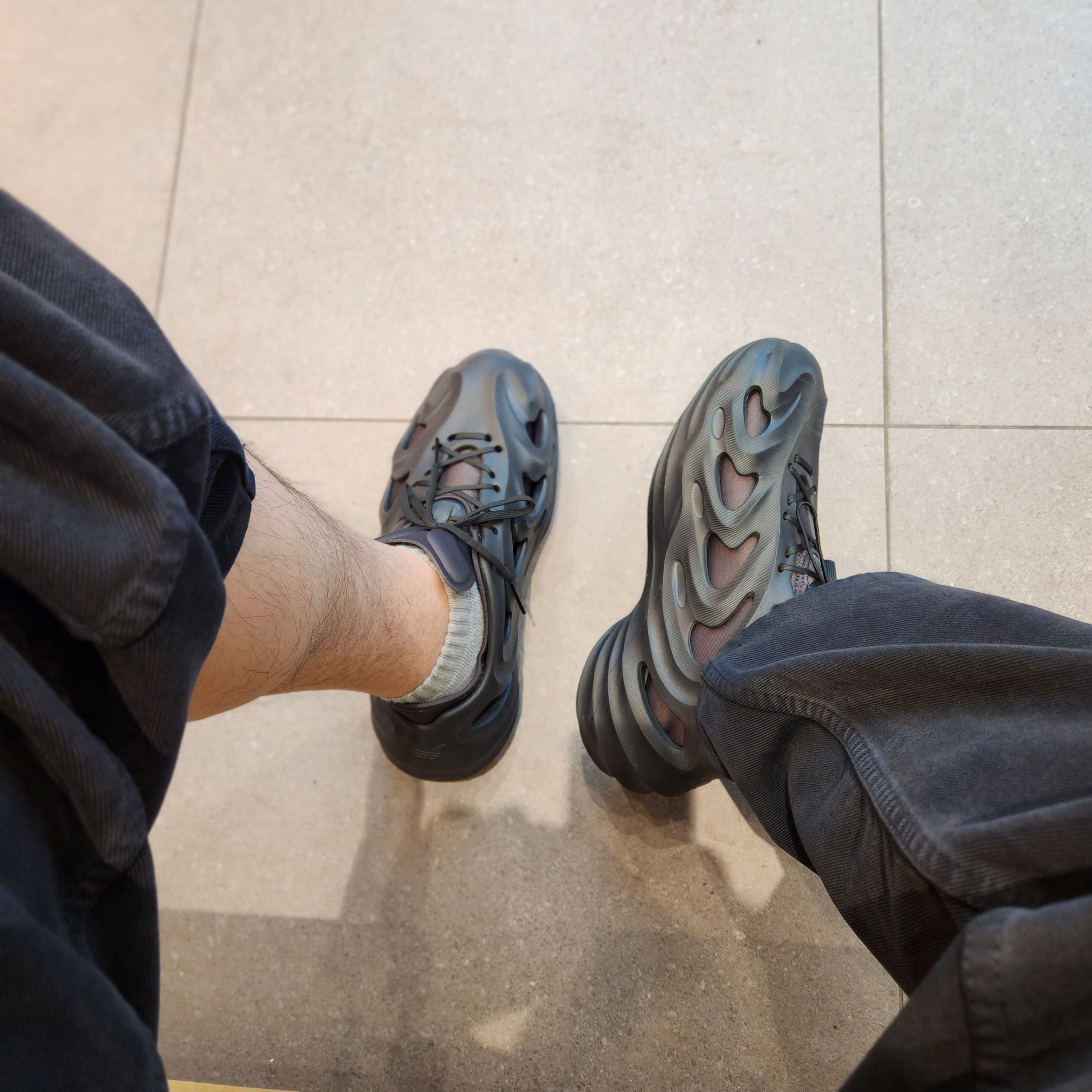 Adidas Adifom Q Core Black Carbon 착용 스타일 - 1