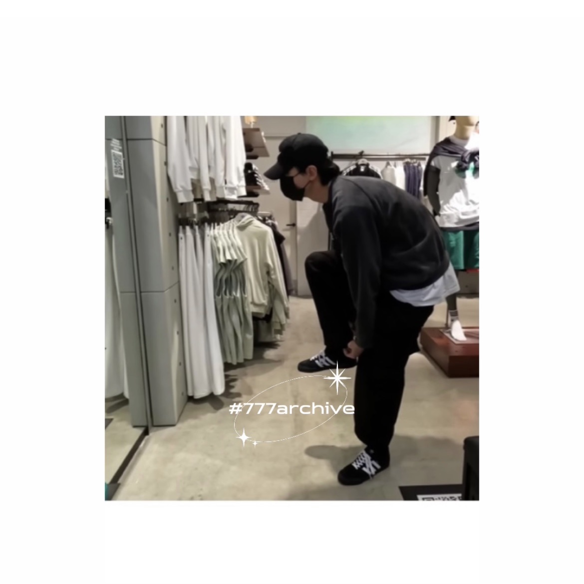 아디다스 노라 코어 블랙 골드 메탈릭 착용 스타일 - 2