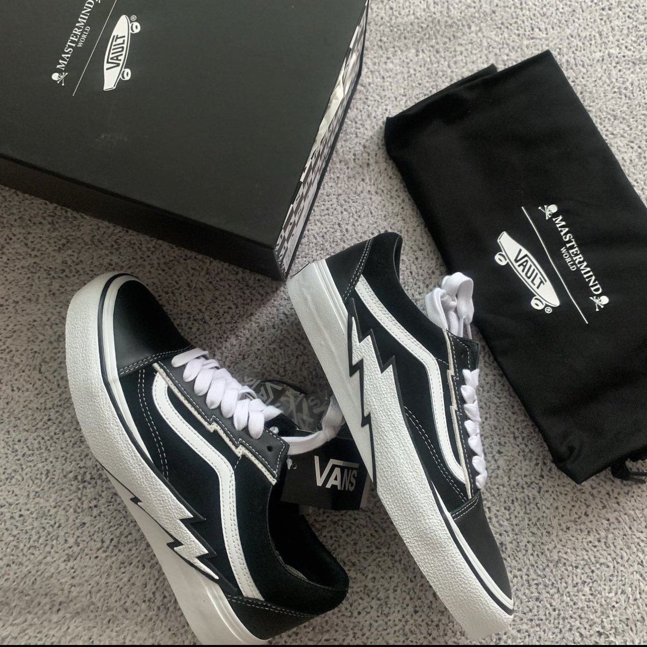 Vans Vault x Mastermind World Old Skool Bolt Black 착용 스타일 - 4