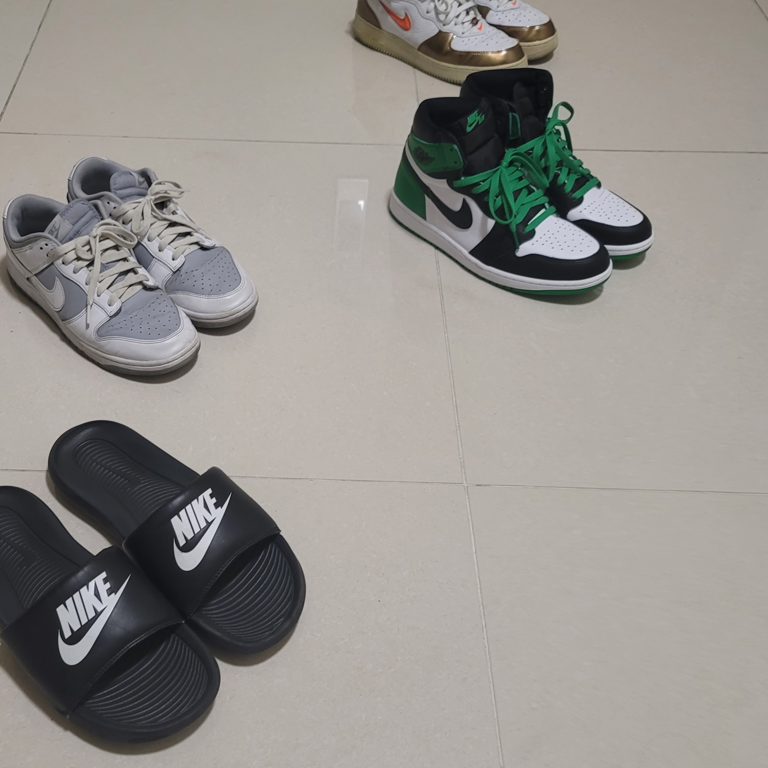 Jordan 1 Retro High OG Black and Lucky Green, Nike Air Force 1 Mid QS Ale Brown 착용 스타일 - 1