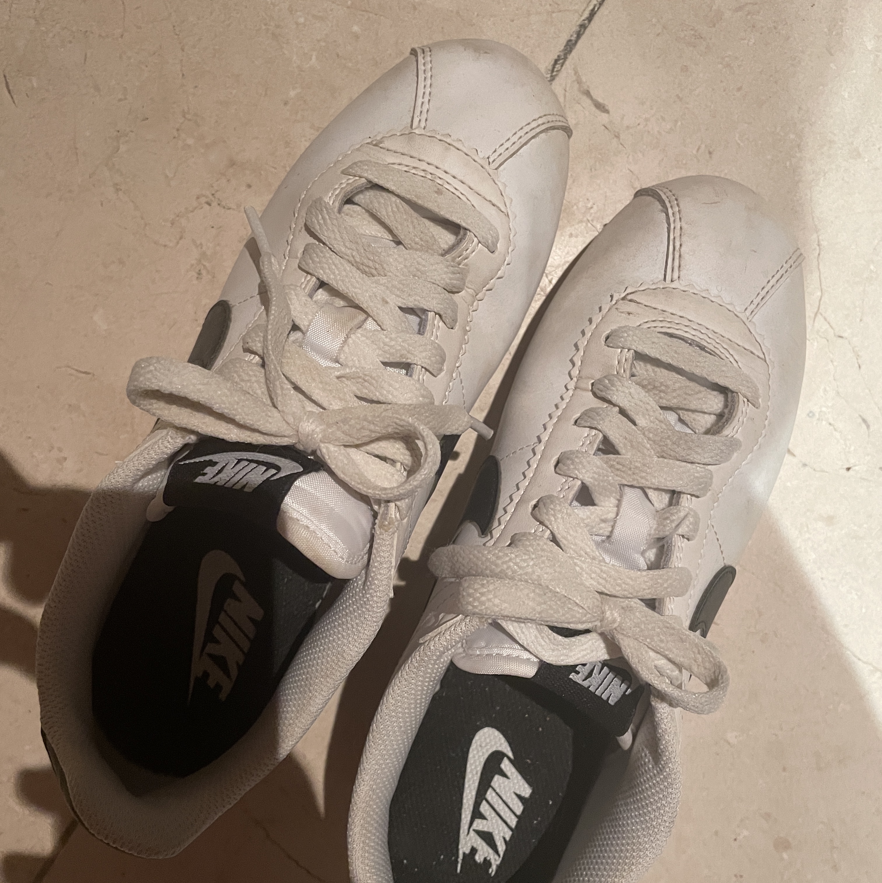 (W) Nike Classic Cortez Leather White Black 착용 스타일