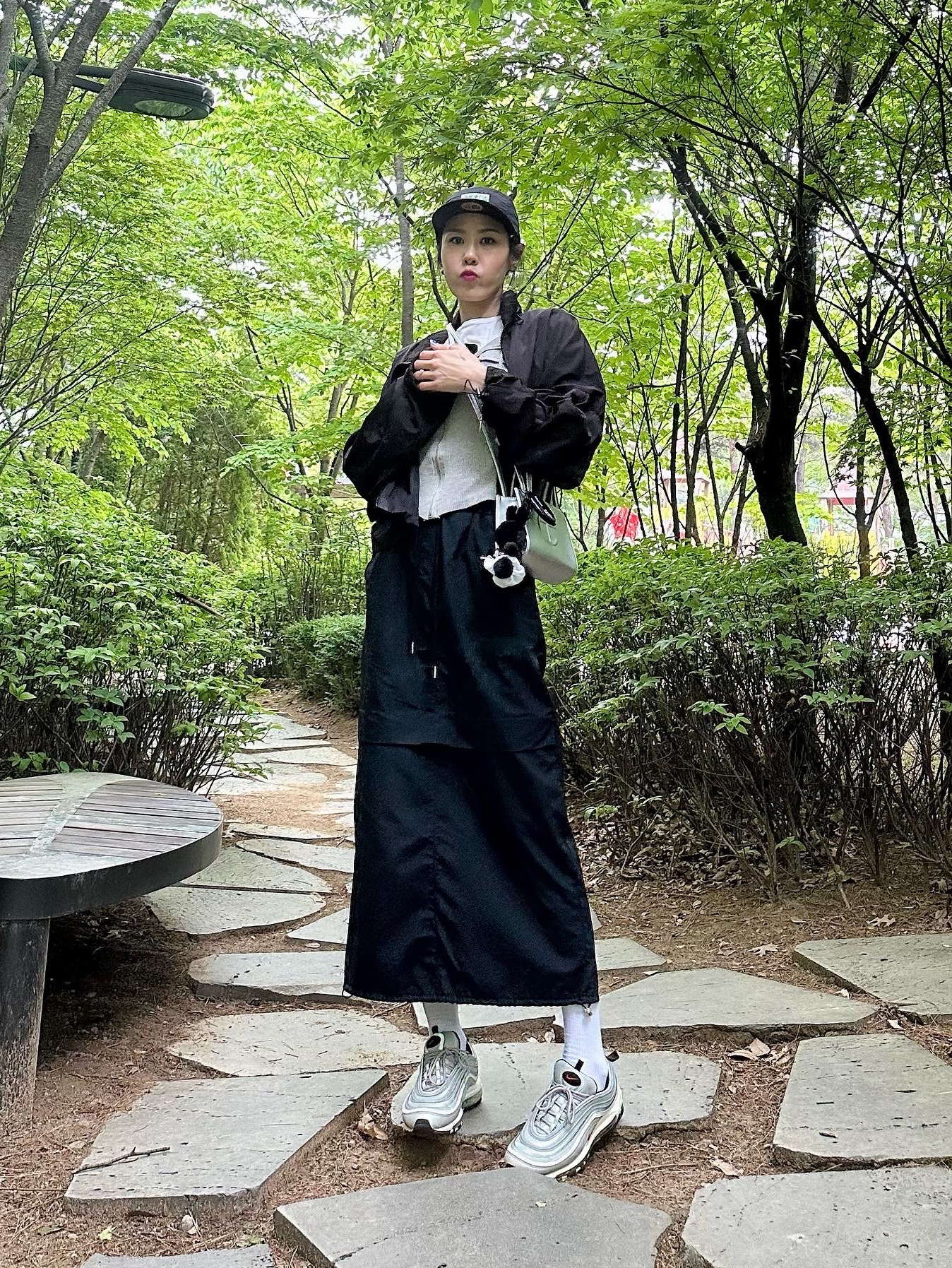 Nike Air Max 97 OG Silver Bullet 2022, Telfar Small Shopping Bag Silver 착용 스타일 - 1