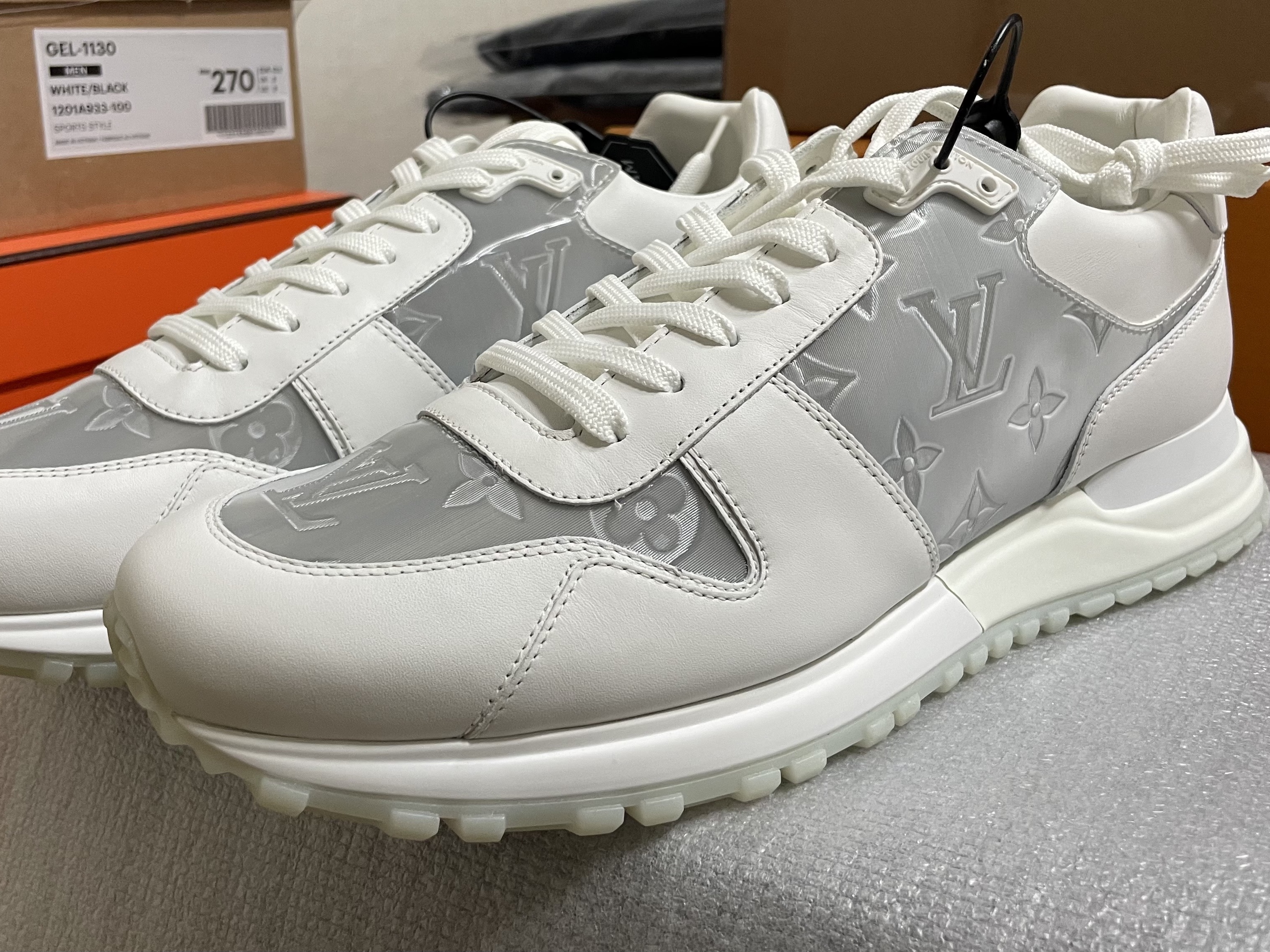 Louis Vuitton Run Away Sneakers Iridescent Textile White 착용 스타일