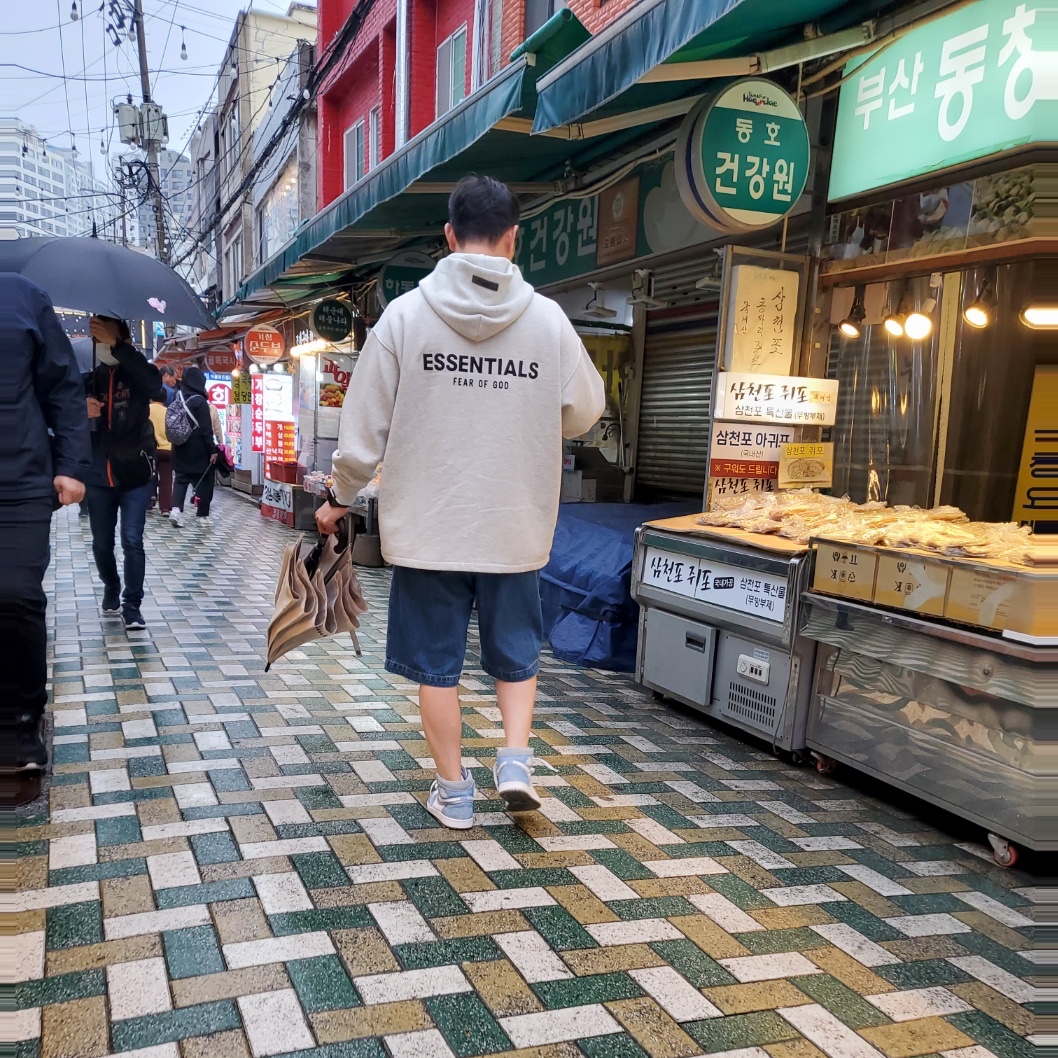 Essentials The Core Collection Relaxed Hoodie Light Oatmeal, Jordan 1 Retro High OG Hyper Royal 착용 스타일 - 1