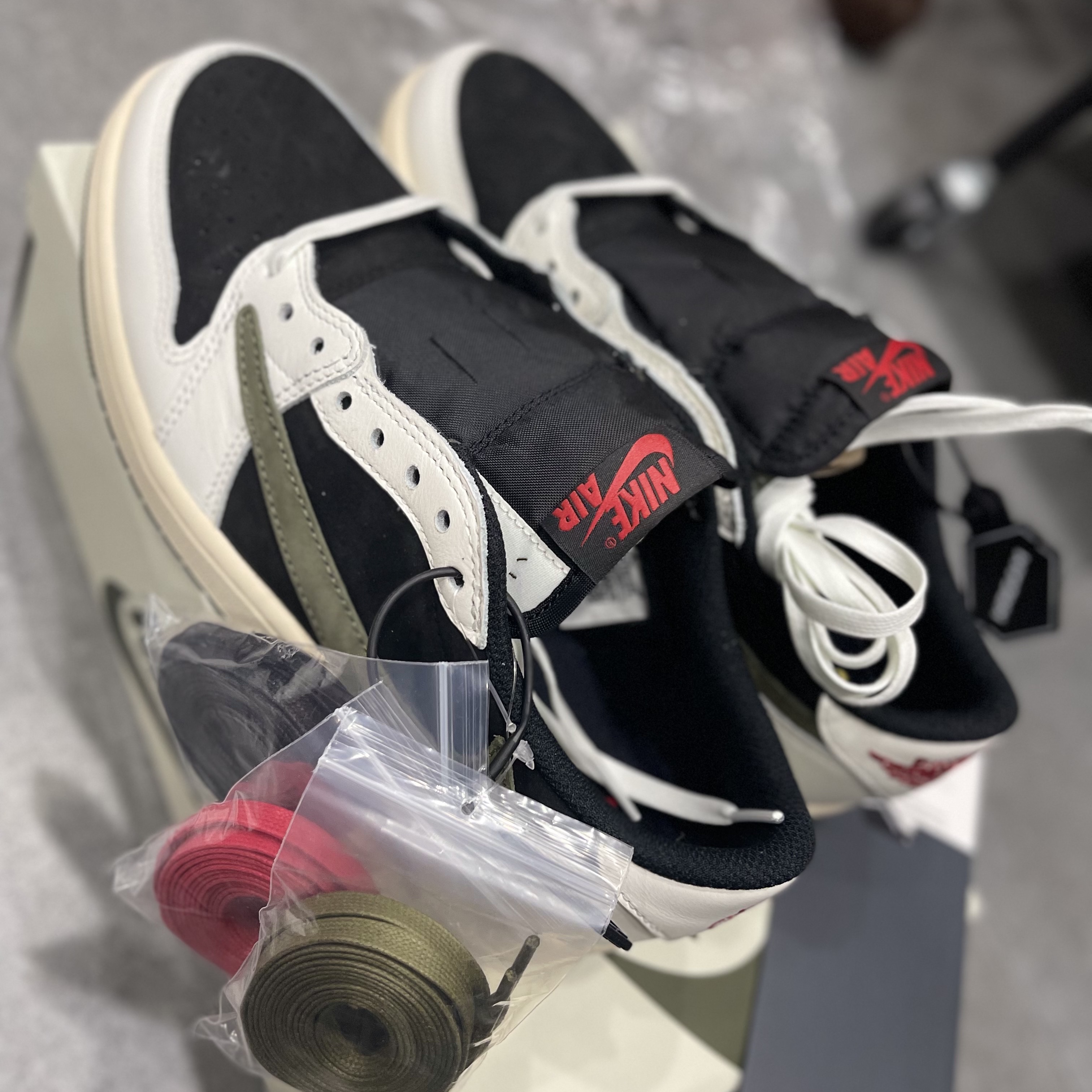 (W) Jordan 1 x Travis Scott Retro Low OG SP Medium Olive 착용 스타일 - 3