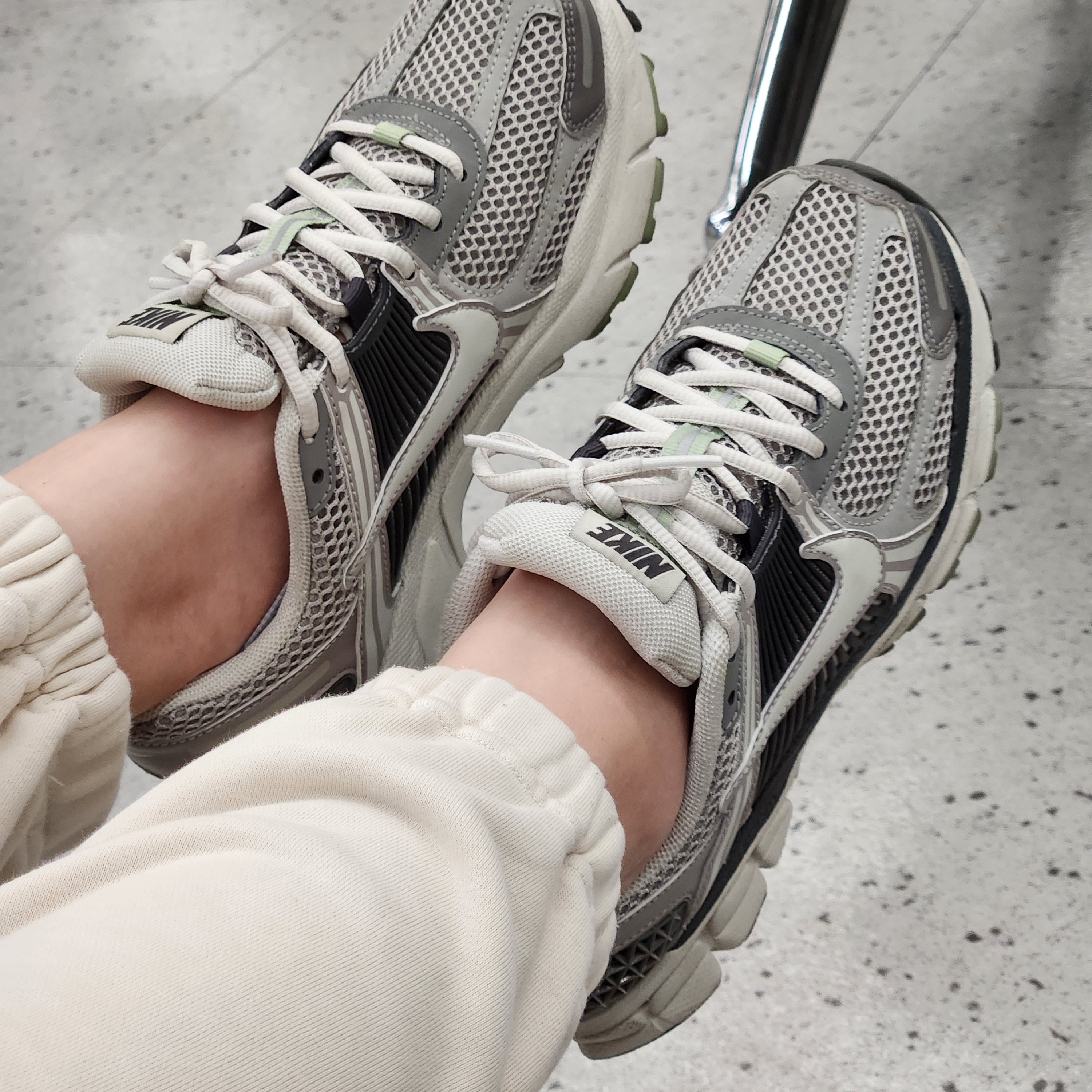 (W) Nike Zoom Vomero 5 Cobblestone and Flat Pewter 착용 스타일 - 1