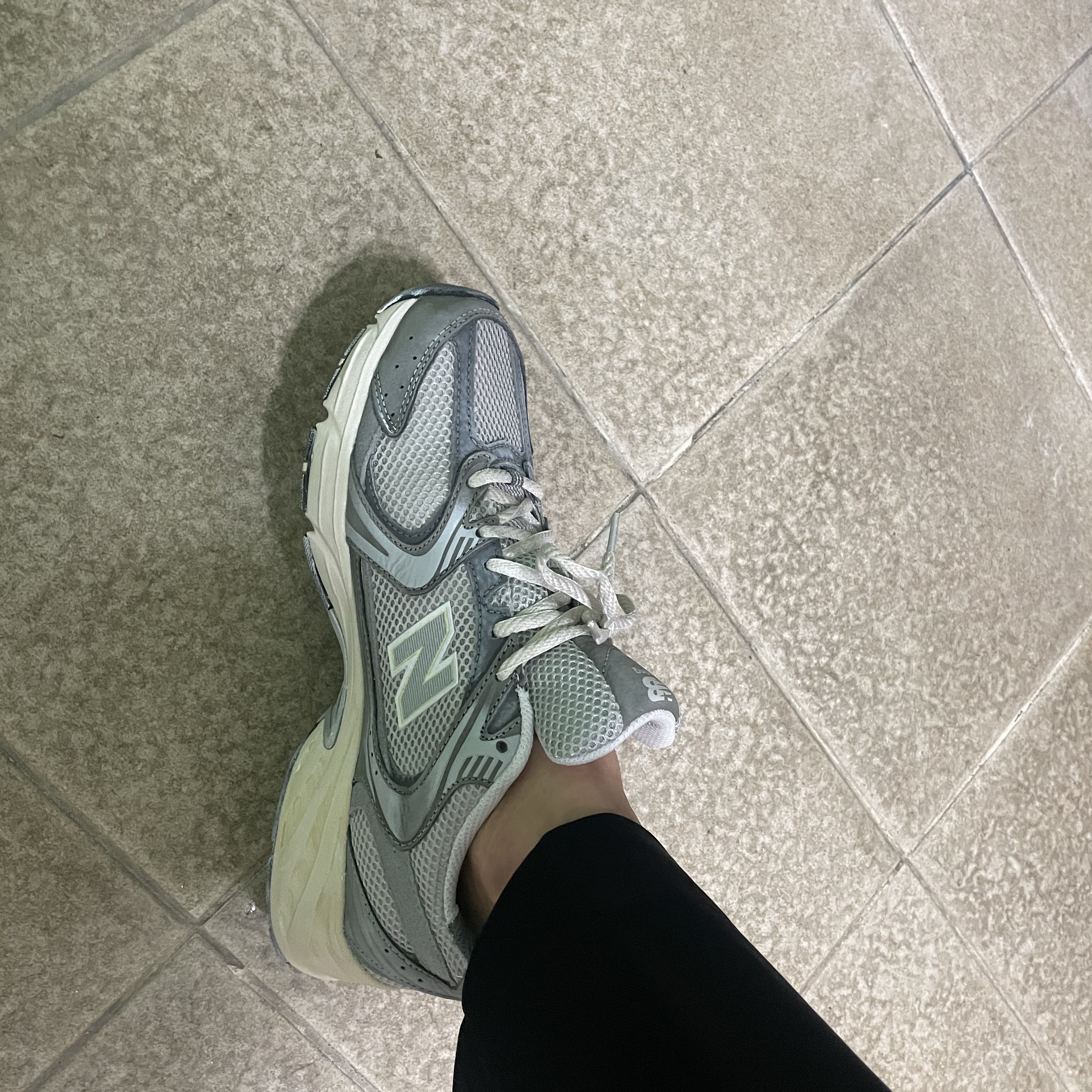 New Balance 530 Premium Vintage Grey Matter 착용 스타일 - 1