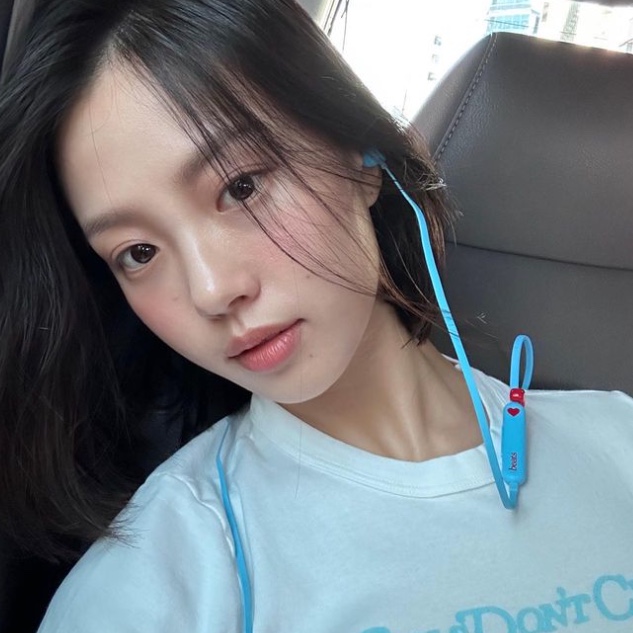 Verdy Girls Don't Cry Wordmark Baby T-Shirt White 착용 스타일 - 1