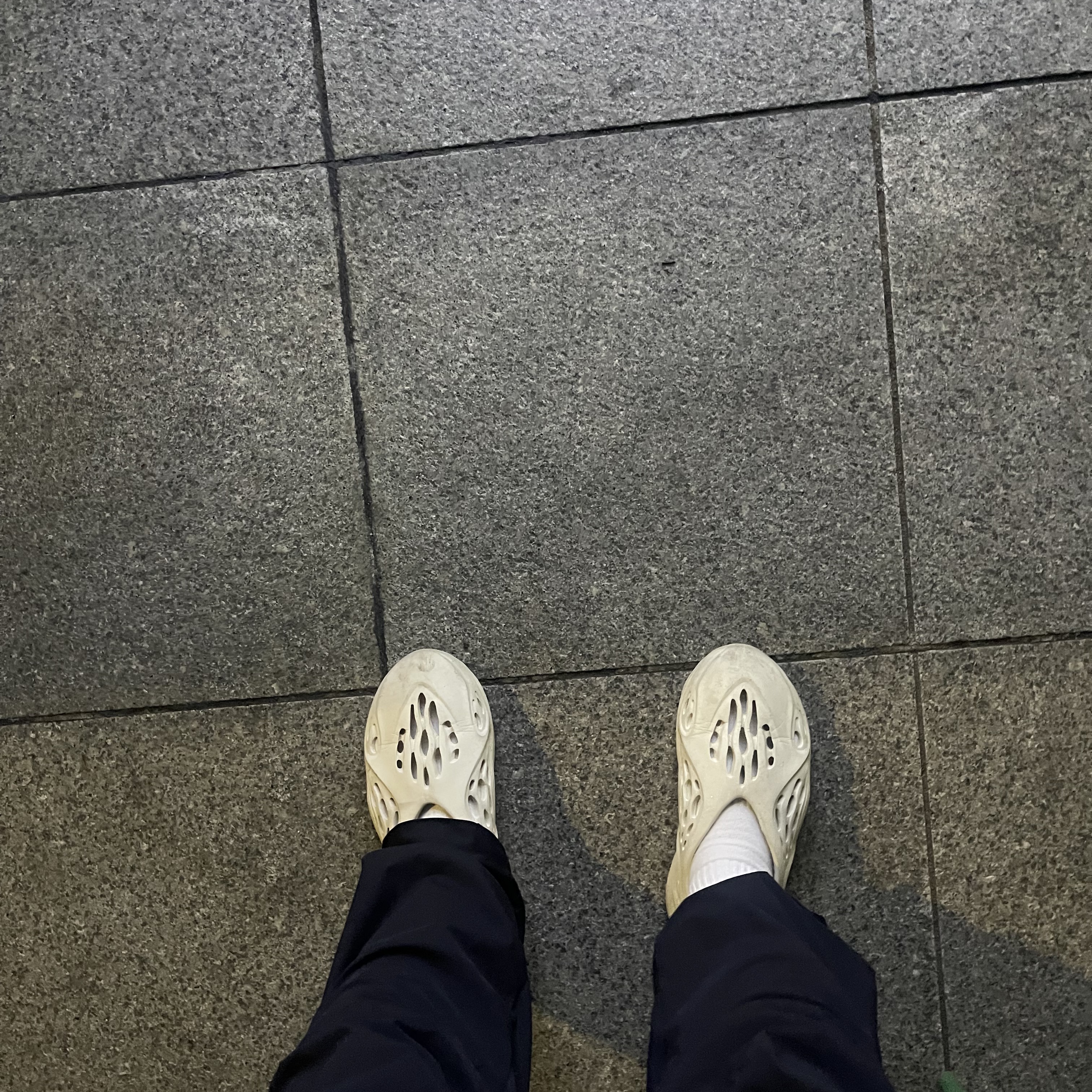 Adidas Yeezy Foam RNNR Ararat 착용 스타일