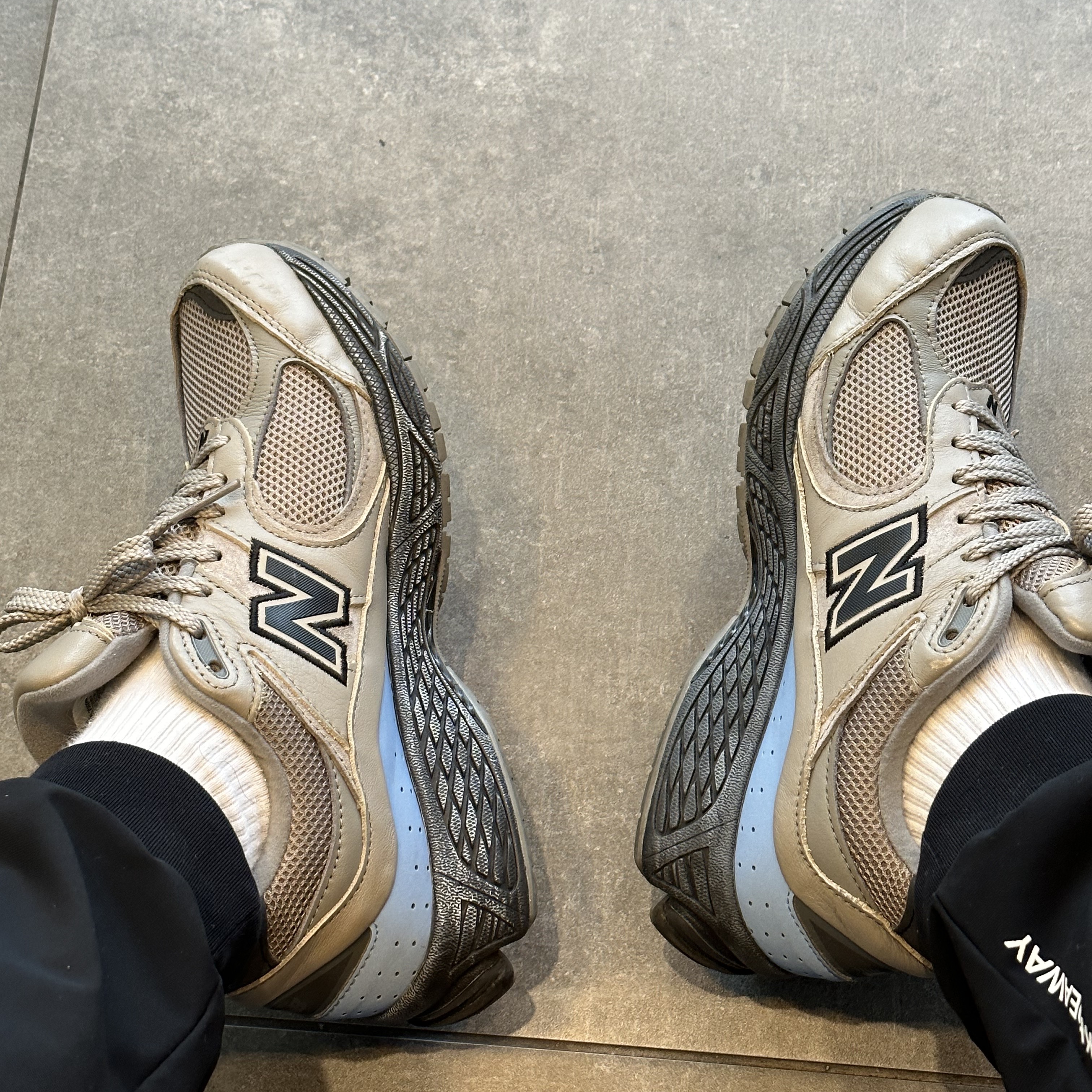 New Balance x Thisisneverthat 2002R Khaki 착용 스타일