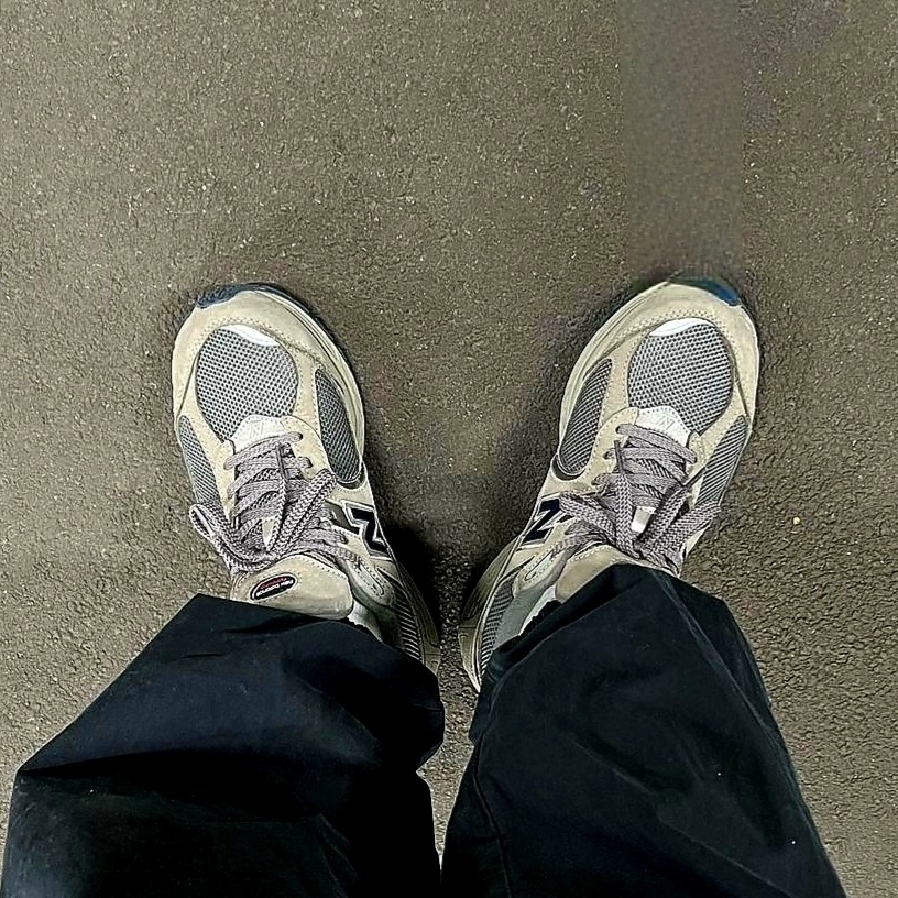 New Balance 2002R Gray 착용 스타일