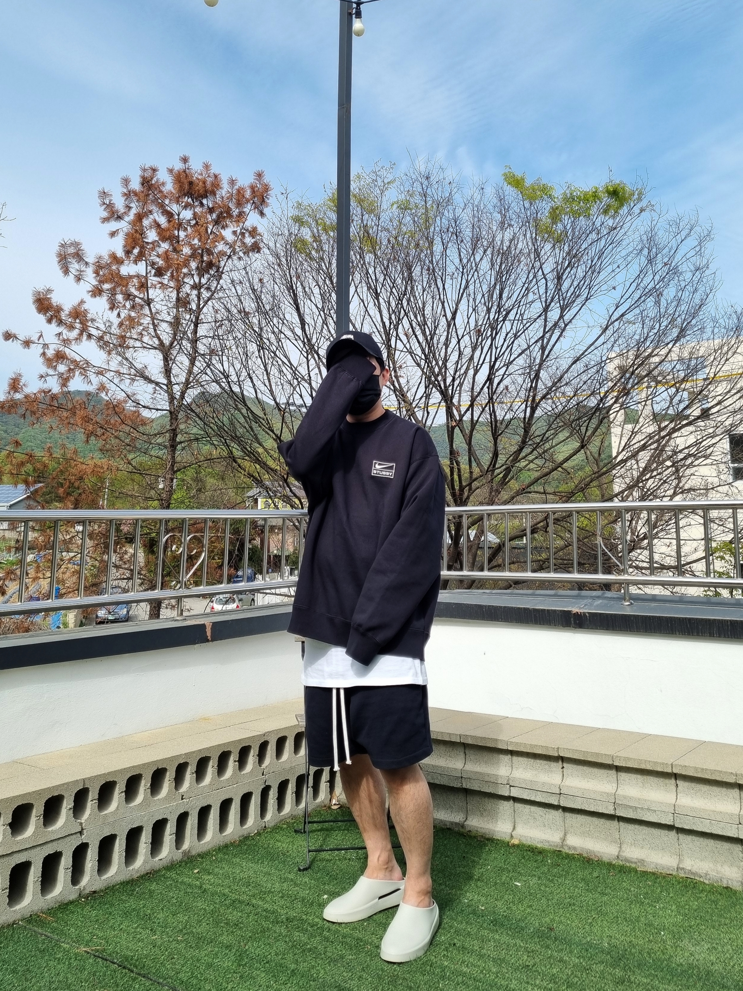 Nike x Stussy NRG Washed Fleece Crewneck Black (DO5310-010), Fear of God The California Cement 착용 스타일