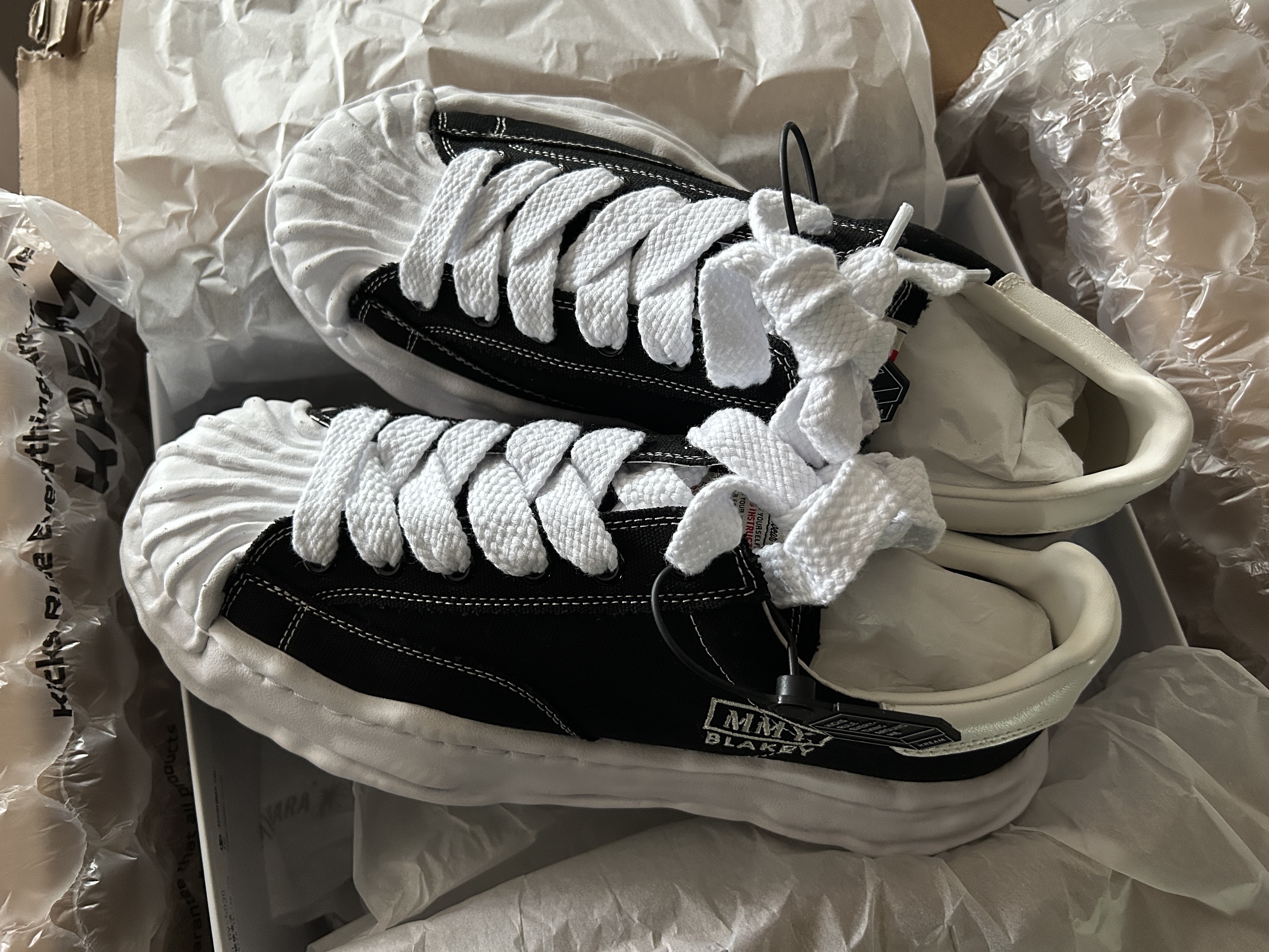 Maison Mihara Yasuhiro Blakey OG Sole Canvas Low-top Sneakers Black White 착용 스타일 - 2
