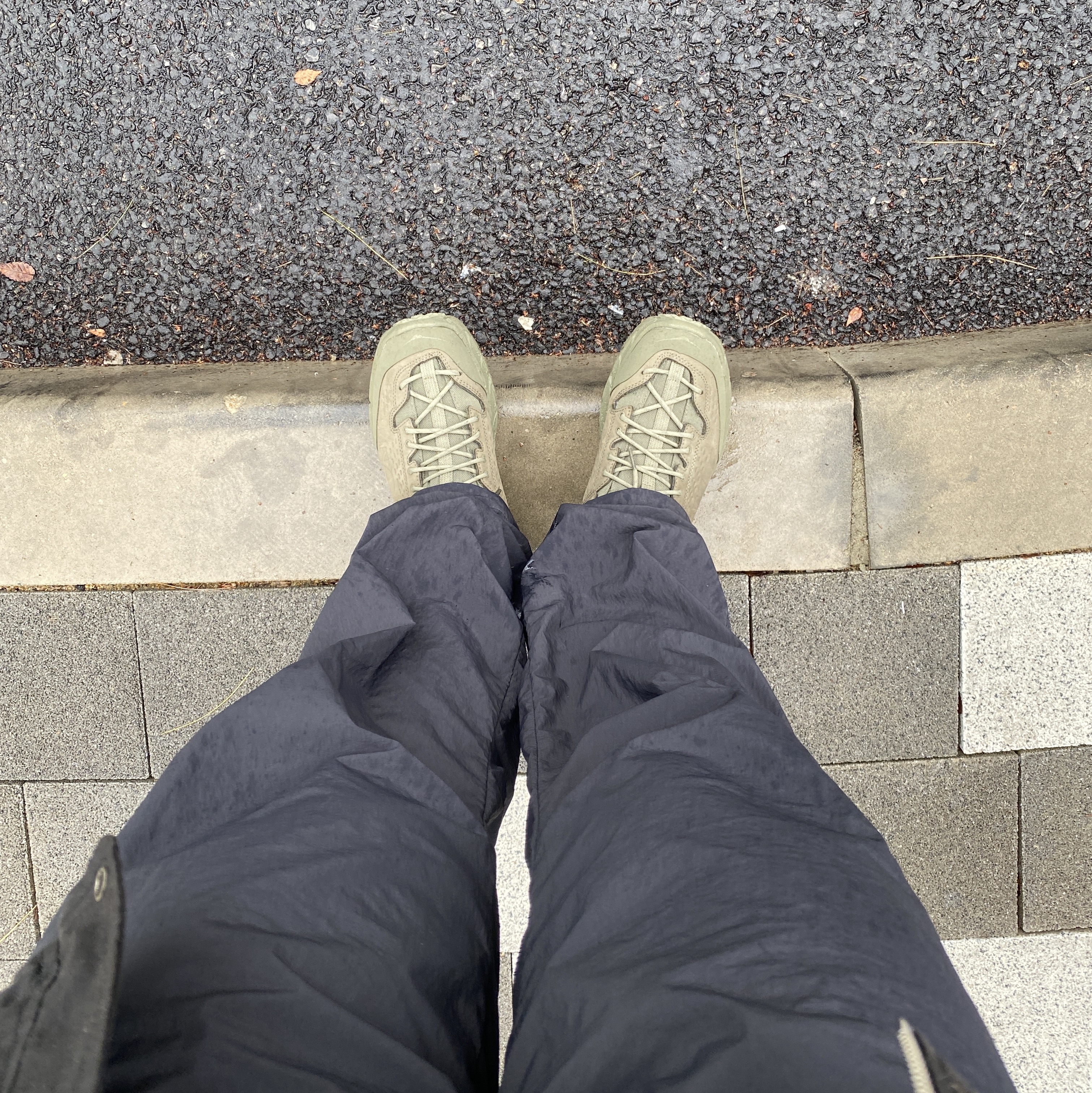 Hoka Tor Ultra High Burnt Olive Ivy Green 착용 스타일