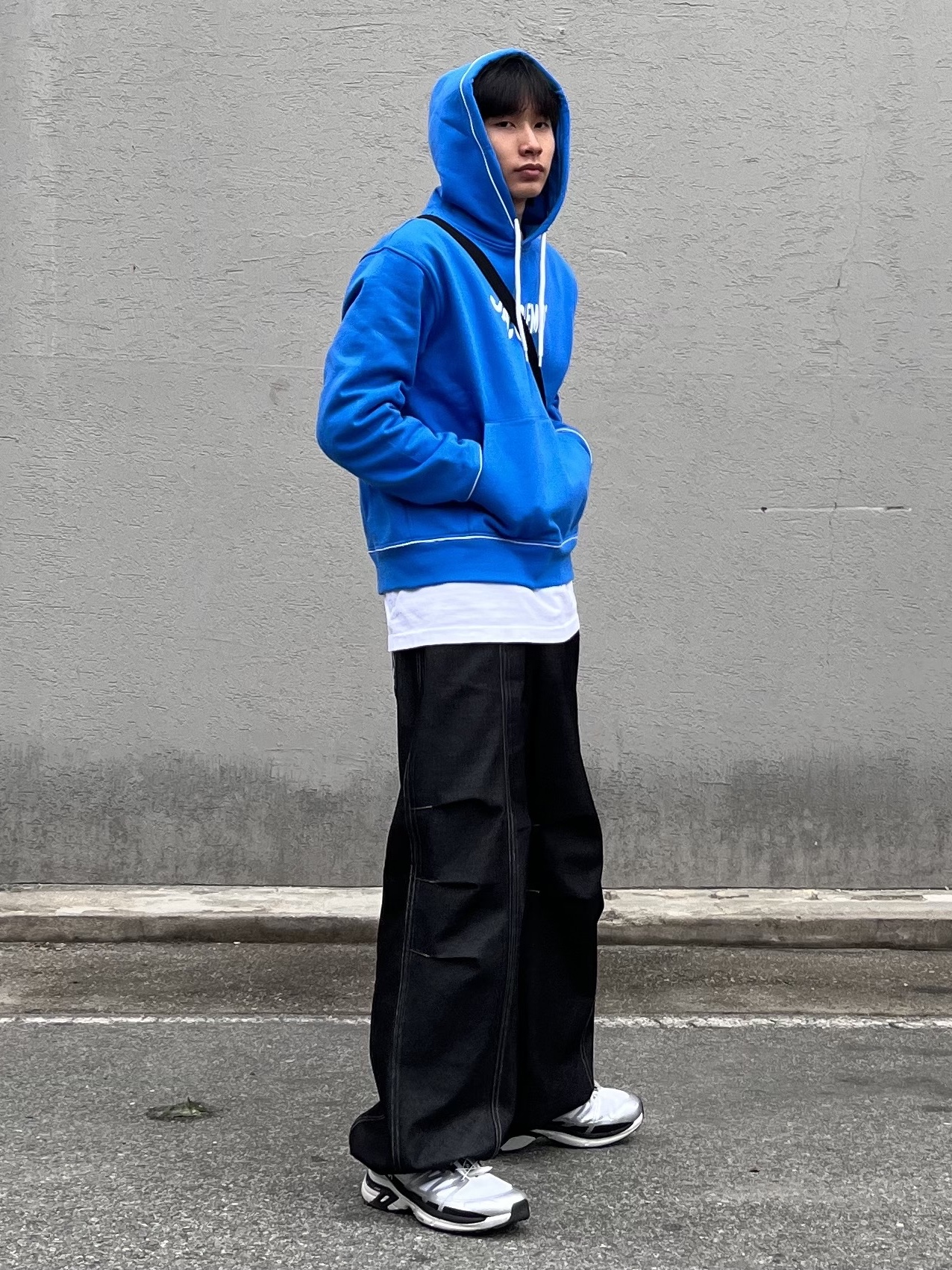 Jacquemus Le Sweatshirt Vague Wave Logo Hoodie Wave Blue, Arc'teryx Mantis 2 Waistpack Black 착용 스타일 - 2