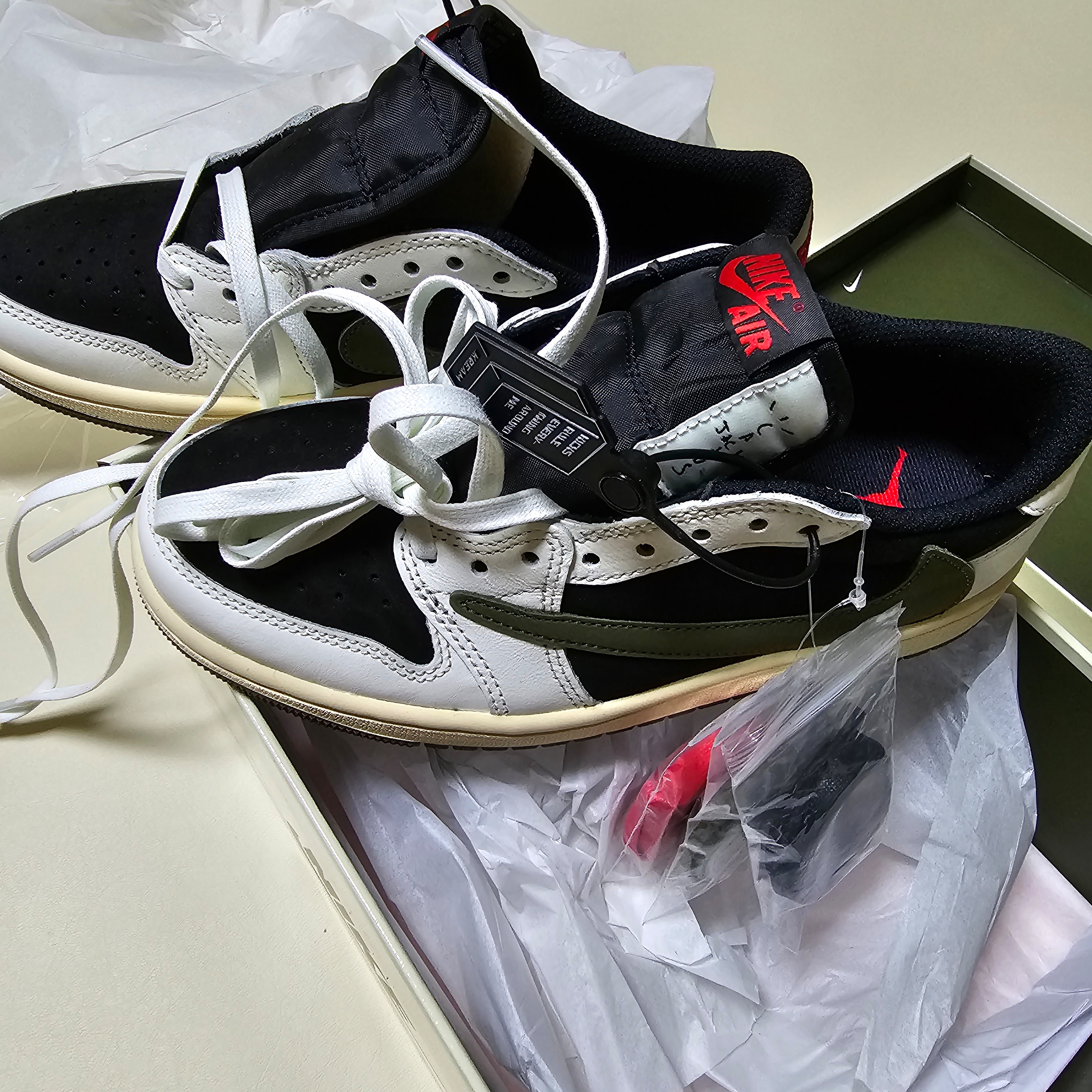 (W) Jordan 1 x Travis Scott Retro Low OG SP Medium Olive 착용 스타일 - 2