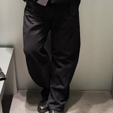 Lemaire Twisted Belted Pants Denim Black, Lemaire Flat Piped Slippers Black 착용 스타일 - 2
